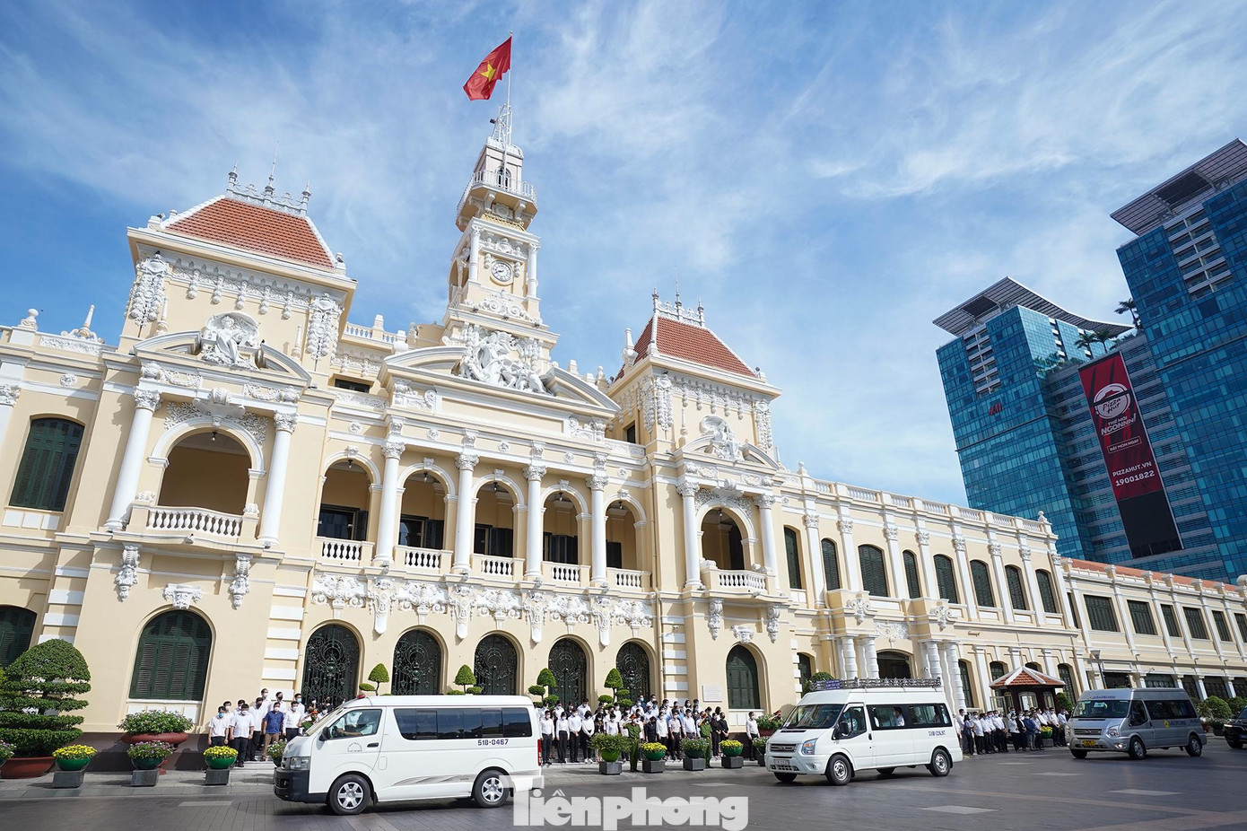 Rưng rưng hình ảnh tiễn đưa Phó Chủ tịch TPHCM Lê Hòa Bình về nơi an nghỉ cuối cùng ảnh 6 Rưng rưng hình ảnh tiễn đưa Phó Chủ tịch TPHCM Lê Hòa Bình về nơi an nghỉ cuối cùng ảnh 6