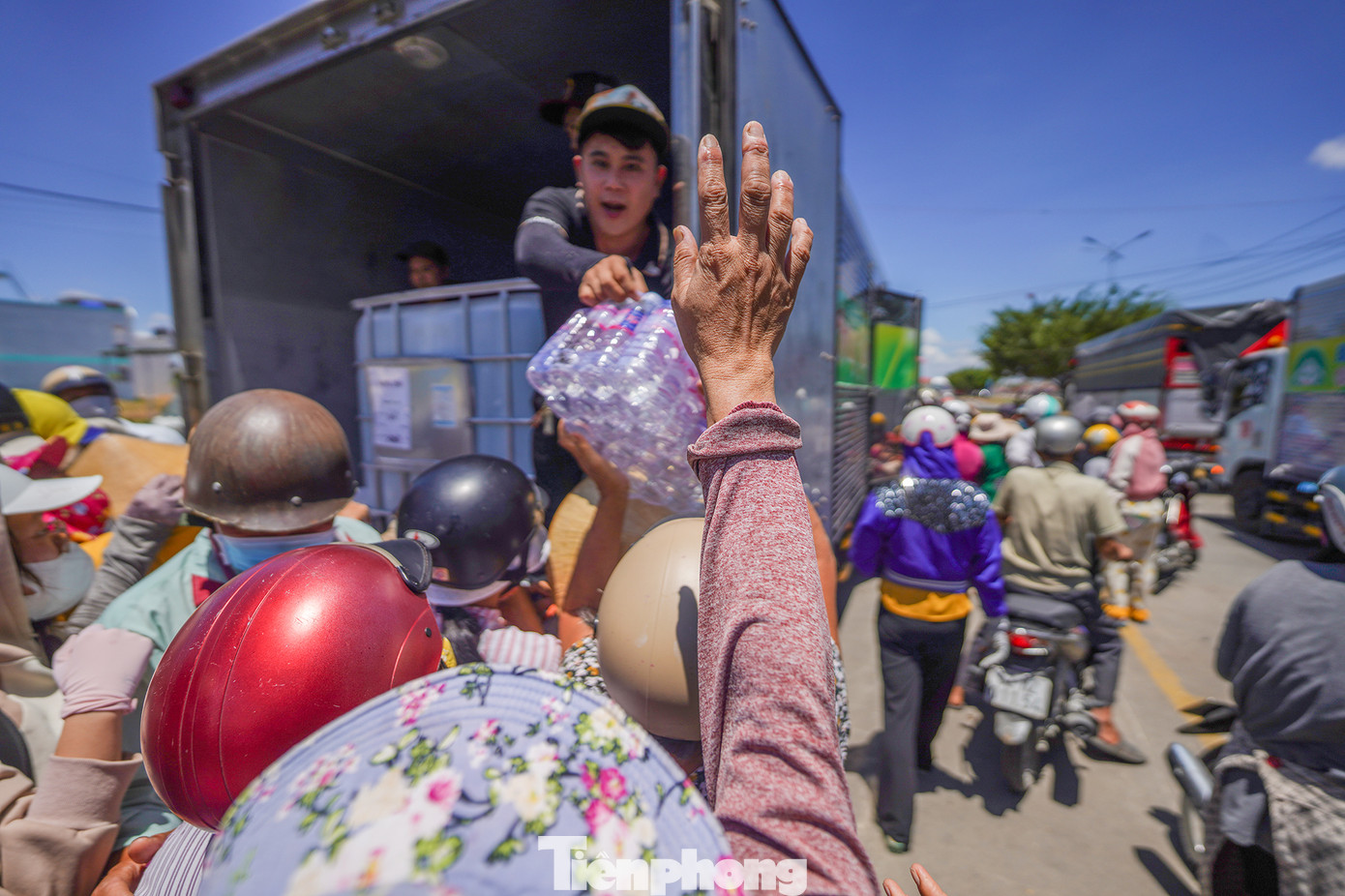 Tại khu vực nhà văn hoá xã Tân Tập, do nhu cầu nước sạch quá cao mà số lượng nước chai và nước đóng bình có hạn nên xảy ra tình trạng chen lấn, xin nhiều hơn tiêu chuẩn.