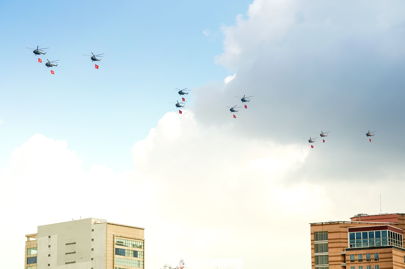 Từ căn hộ một số chung cư, người dân có thể quan sát rõ trực thăng, cờ Tổ quốc, cờ Đảng tung bay trong gió.