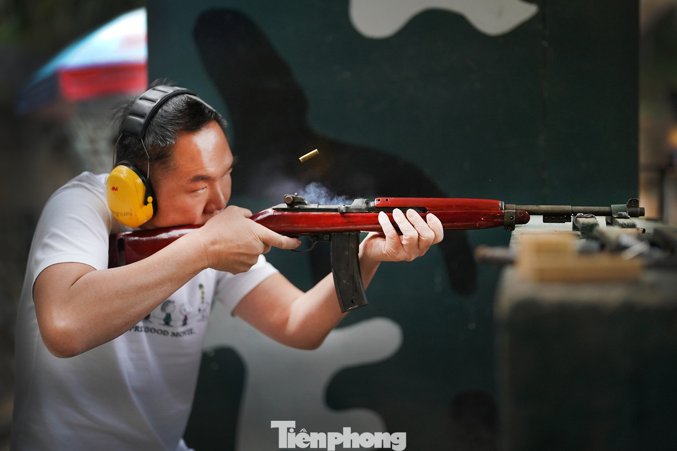Anh Chan - du khách Malaysia, cùng con trai trải nghiệm bắn đạn thật. Theo quan sát, anh mua ba lần vé, mỗi vé 10 viên để trải nghiệm bắn đạn thật.