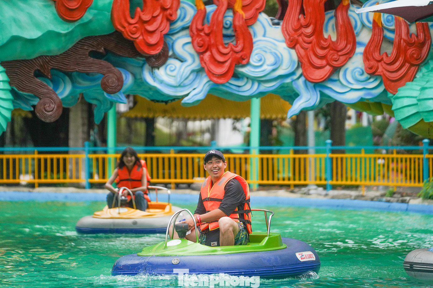 Theo bà Bùi Thị Tố Trinh - Phó Giám đốc Khu du lịch Suối Tiên, đơn vị này sẽ tặng miễn phí 2000 vé miễn phí nhân dịp 2/9. Ngoài ra, du khách còn có thể thưởng thức các chương trình giải trí hiện đại như xiếc Patin, chú hề vui nhộn biểu diễn bong bóng nghệ thuật, đại dương nhạc nước sôi động tại Biển Tiên Đồng. Tất cả đều phục vụ miễn phí, góp phần mang đến cho du khách những trải nghiệm thú vị và đáng nhớ về một kỳ nghỉ trọn vẹn đầy ý nghĩa trong dịp Lễ 2/9 khi đến KDL. Theo bà Bùi Thị Tố Trinh - Phó Giám đốc Khu du lịch Suối Tiên, đơn vị này sẽ tặng miễn phí 2000 vé miễn phí nhân dịp 2/9. Ngoài ra, du khách còn có thể thưởng thức các chương trình giải trí hiện đại như xiếc Patin, chú hề vui nhộn biểu diễn bong bóng nghệ thuật, đại dương nhạc nước sôi động tại Biển Tiên Đồng. Tất cả đều phục vụ miễn phí, góp phần mang đến cho du khách những trải nghiệm thú vị và đáng nhớ về một kỳ nghỉ trọn vẹn đầy ý nghĩa trong dịp Lễ 2/9 khi đến KDL.