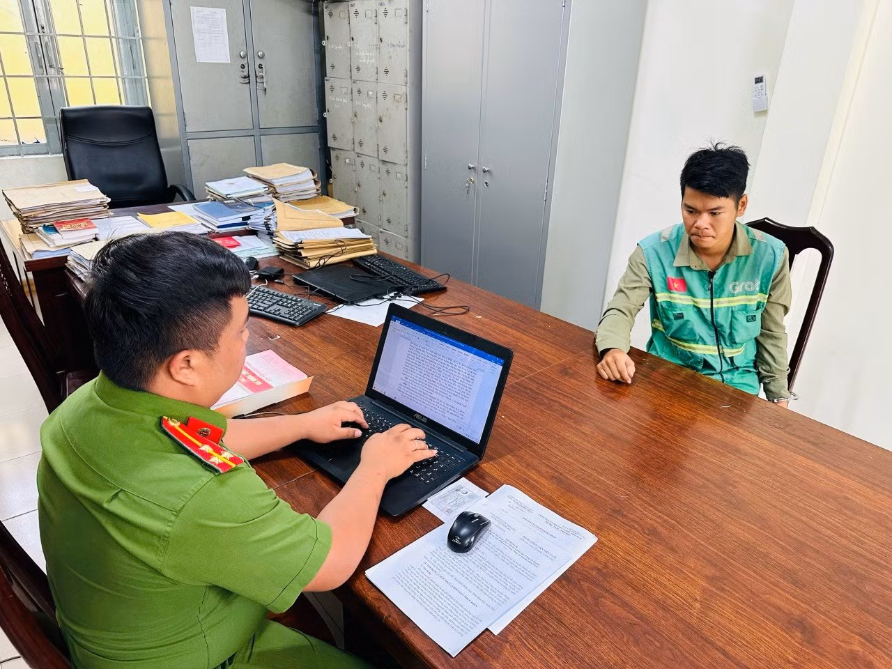 Đối tượng Phong tại cơ quan công an. (Ảnh: CA) Đối tượng Phong tại cơ quan công an. (Ảnh: CA)