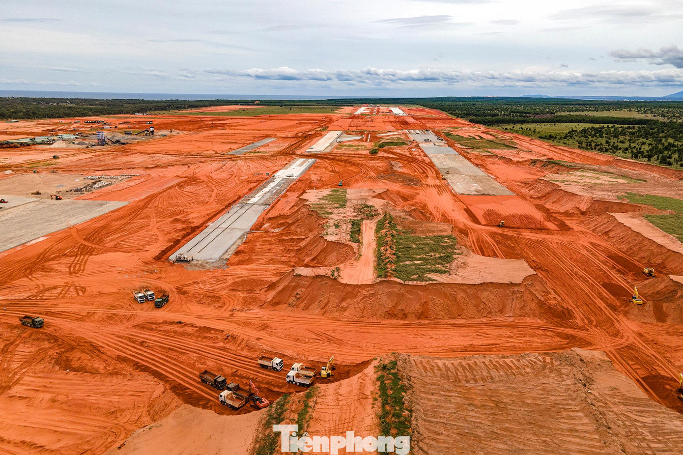 Các nhà thầu san lấp mặt bằng, thi công đường băng, đường lăn của cảng hàng không.