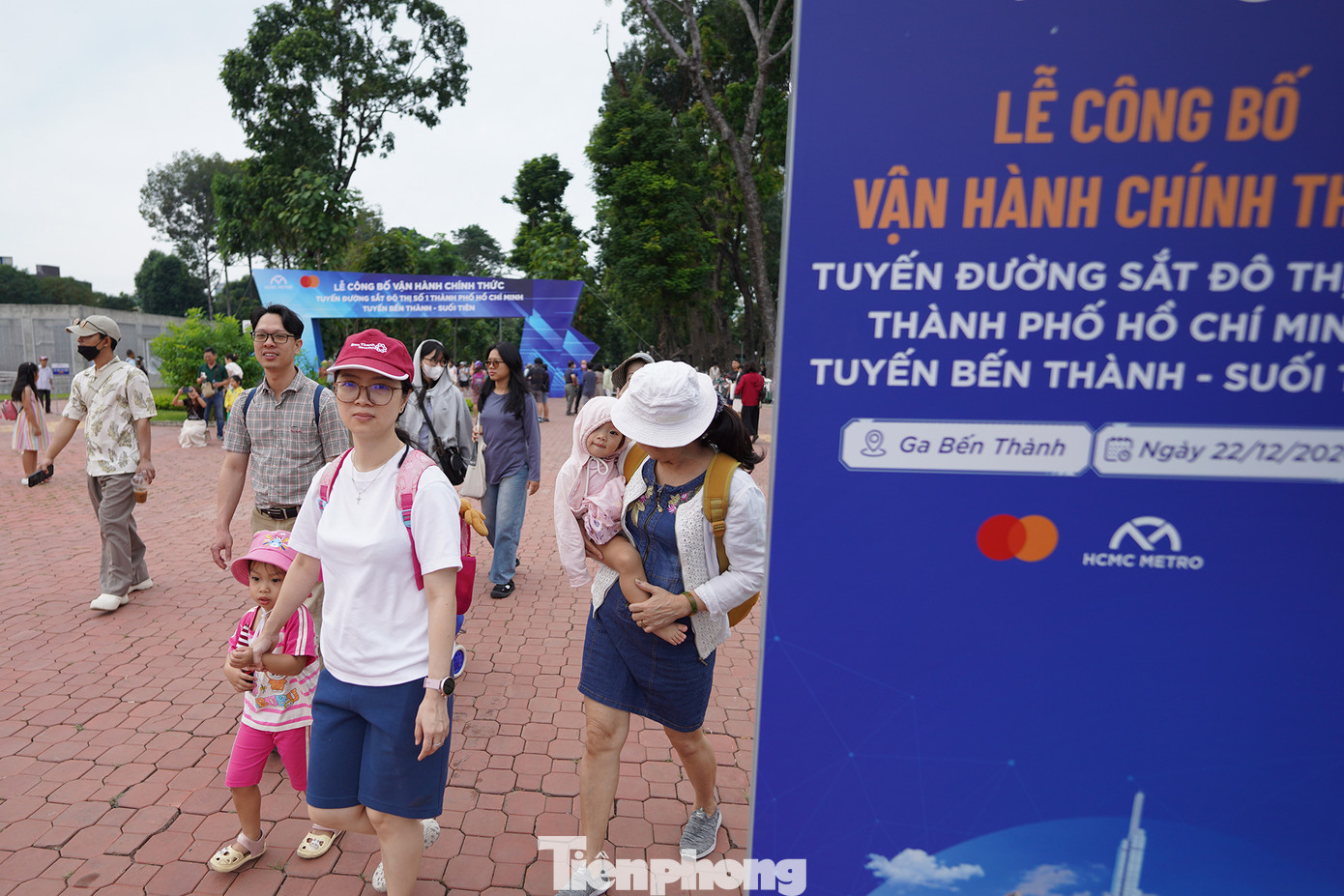 Nhiều gia đình đến ga trung tâm từ rất sớm để mong trải nghiệm tuyến tàu điện đầu tiên của TPHCM.