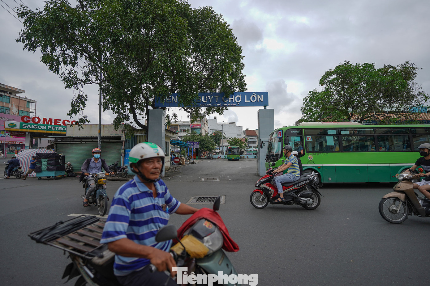 Tại vị trí bãi xe cao tầng trong bến xe Chợ Lớn (quận 5) có diện tích khoảng 312 m2. Tại đây xây bốn khối ô tô cao 21m, sức chứa 96 xe dưới 9 chỗ và hai khối xe hai bánh cao 21m, chứa 220 xe.