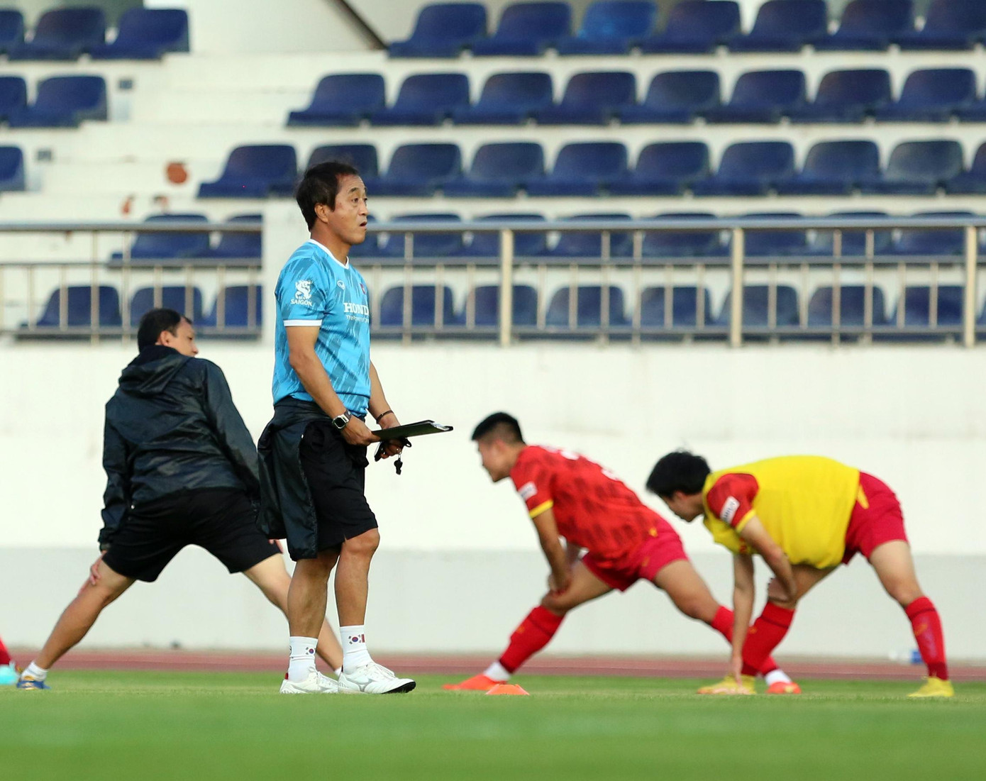 Trợ lý Lee Young Jin chỉ huy toàn đội thay thầy Park.