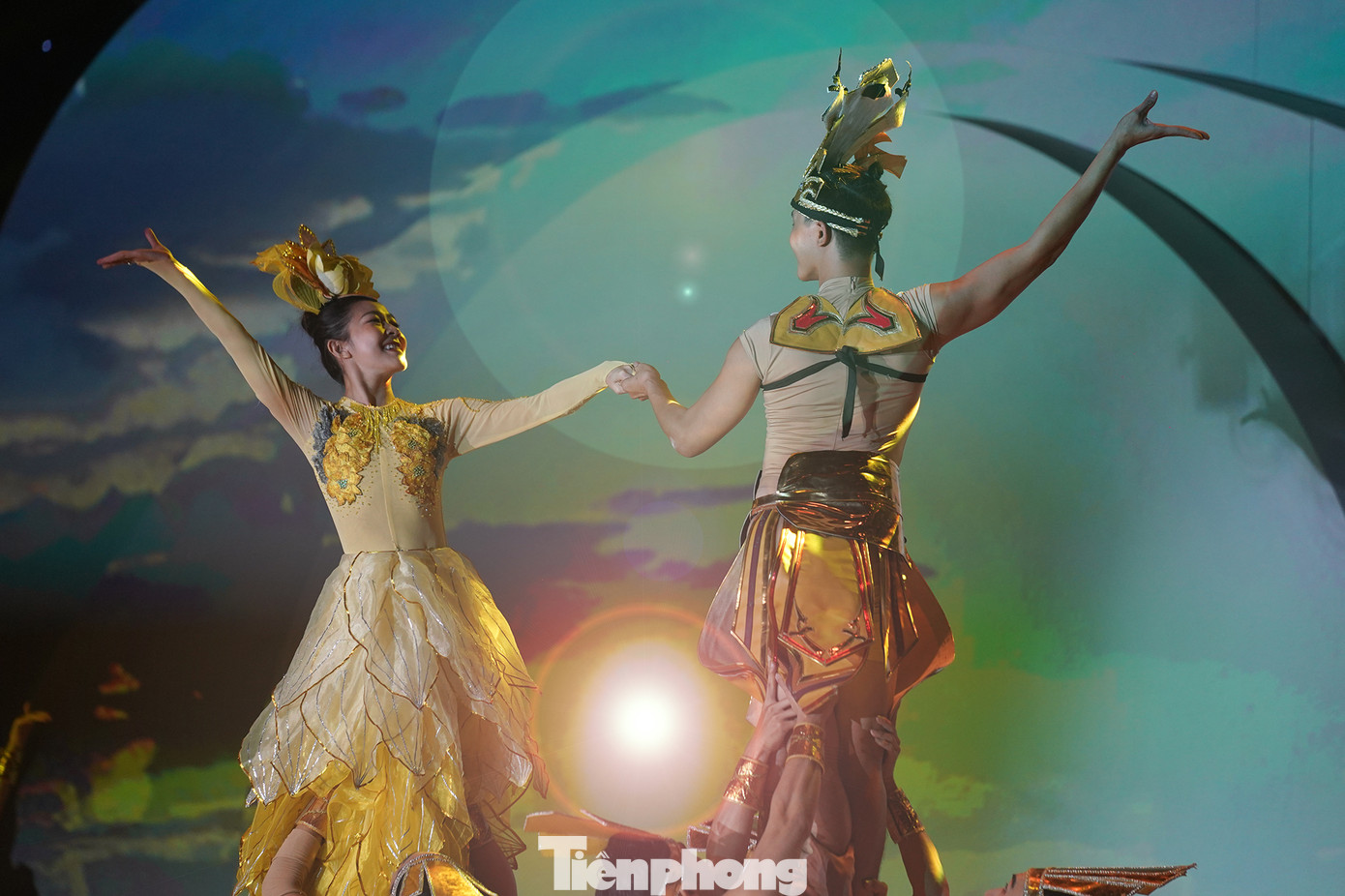 Tiết mục Một vòng Việt Nam cho khán giả nhìn lại quá trình hình thành dải đất cháu Lạc, con Rồng.