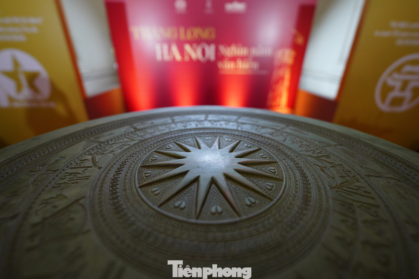 Tại Bảo tàng TPHCM cũng trưng bày phiên bản Trống đồng Cổ Loa, là món quà tặng ý nghĩa của Thành phố Hà Nội tặng TPHCM nhân dịp kỷ niệm 70 năm ngày giải phóng Thủ đô ((10/10/1954-10/10/2024).