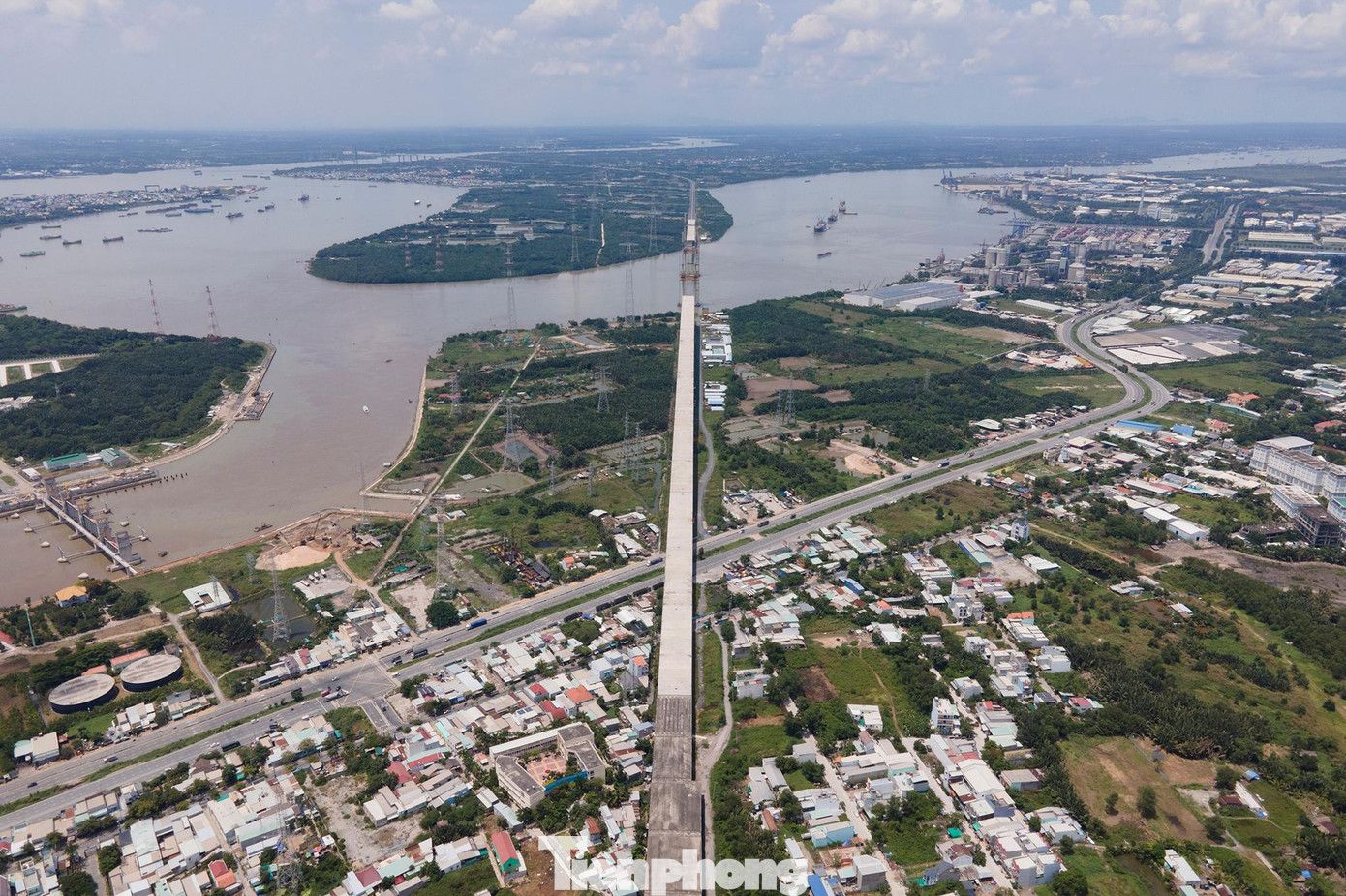 Cao tốc Bến Lức-Long Thành đoạn qua sông Soài Rạp vẫn chưa hợp long. Công trình vẫn còn đang dang dở, bên dưới là đường số 1, nối dài đường Nguyễn Hữu Thọ.