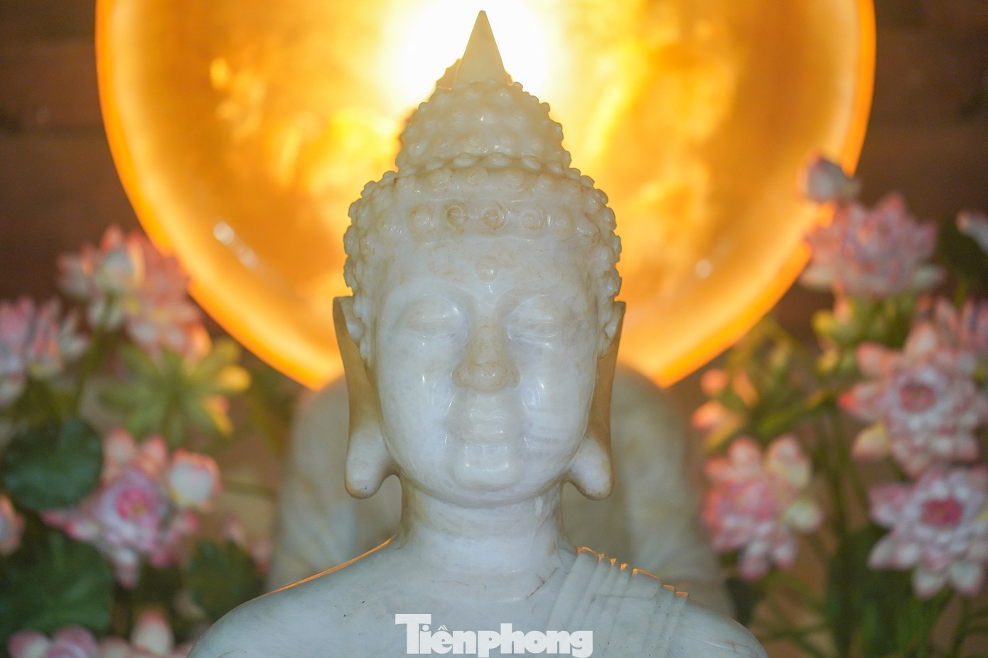 Các đoàn khách thăm đảo đều đến đây thắp nén hương thành tâm, tưởng nhớ công lao cha ông gìn giữ mảnh đất bao đời.