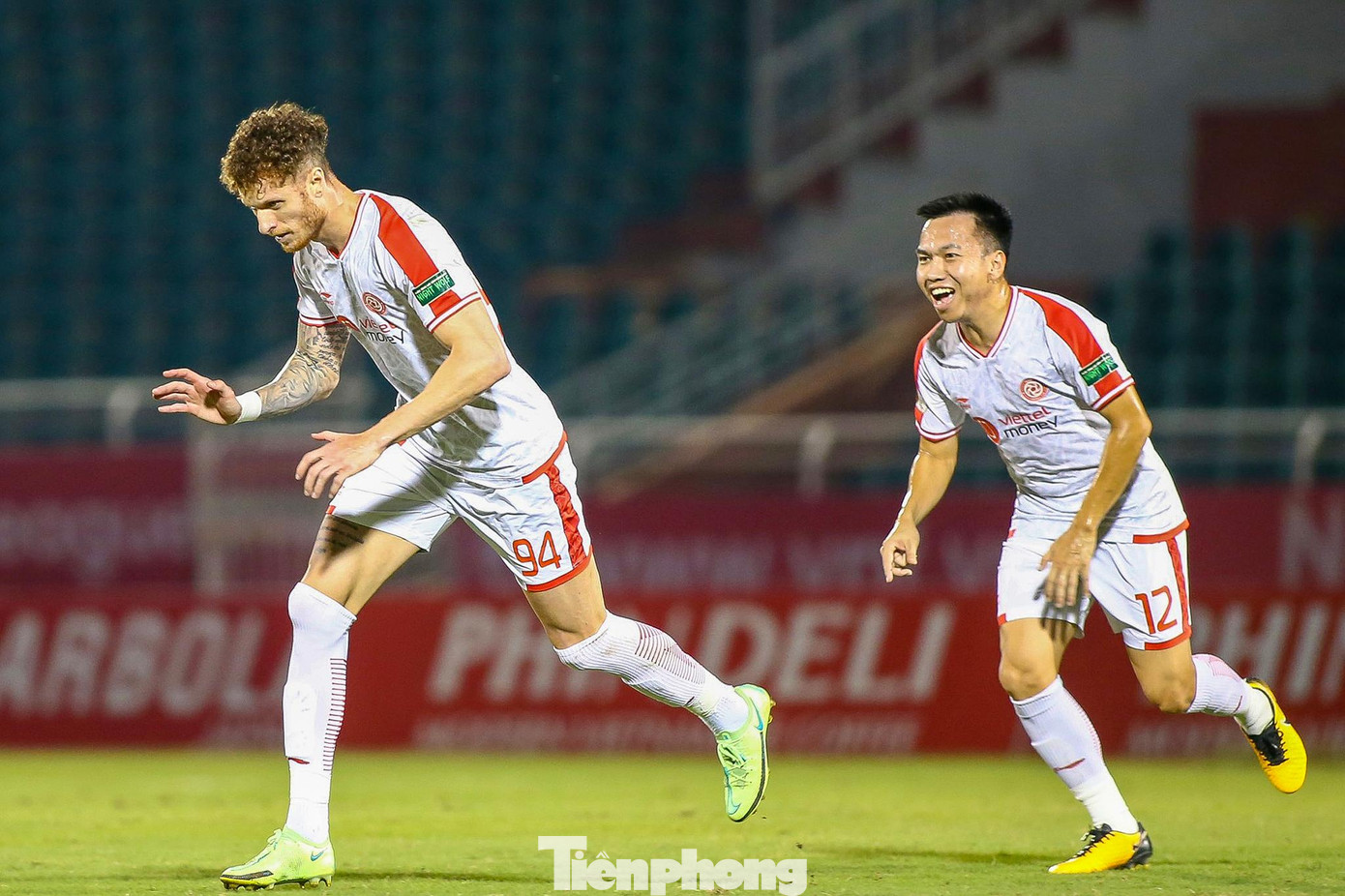 Chưa đầy 10 phút sau, Geovane thực hiện cú sút phạt tuyệt đẹp từ ngoài vòng cấm không cho thủ môn Văn Phong một cơ hội cản phá, gỡ hoà phút thứ 21. Chưa đầy 10 phút sau, Geovane thực hiện cú sút phạt tuyệt đẹp từ ngoài vòng cấm không cho thủ môn Văn Phong một cơ hội cản phá, gỡ hoà phút thứ 21.