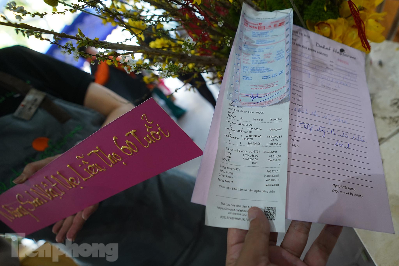 Nhiều người xuýt xoa khi nhìn vào tờ hoá đơn. "Đúng là dành cho giới thượng lưu, không đụng hàng và giá không rẻ", một khách hàng bất ngờ khi xem qua tờ hoá đơn.
