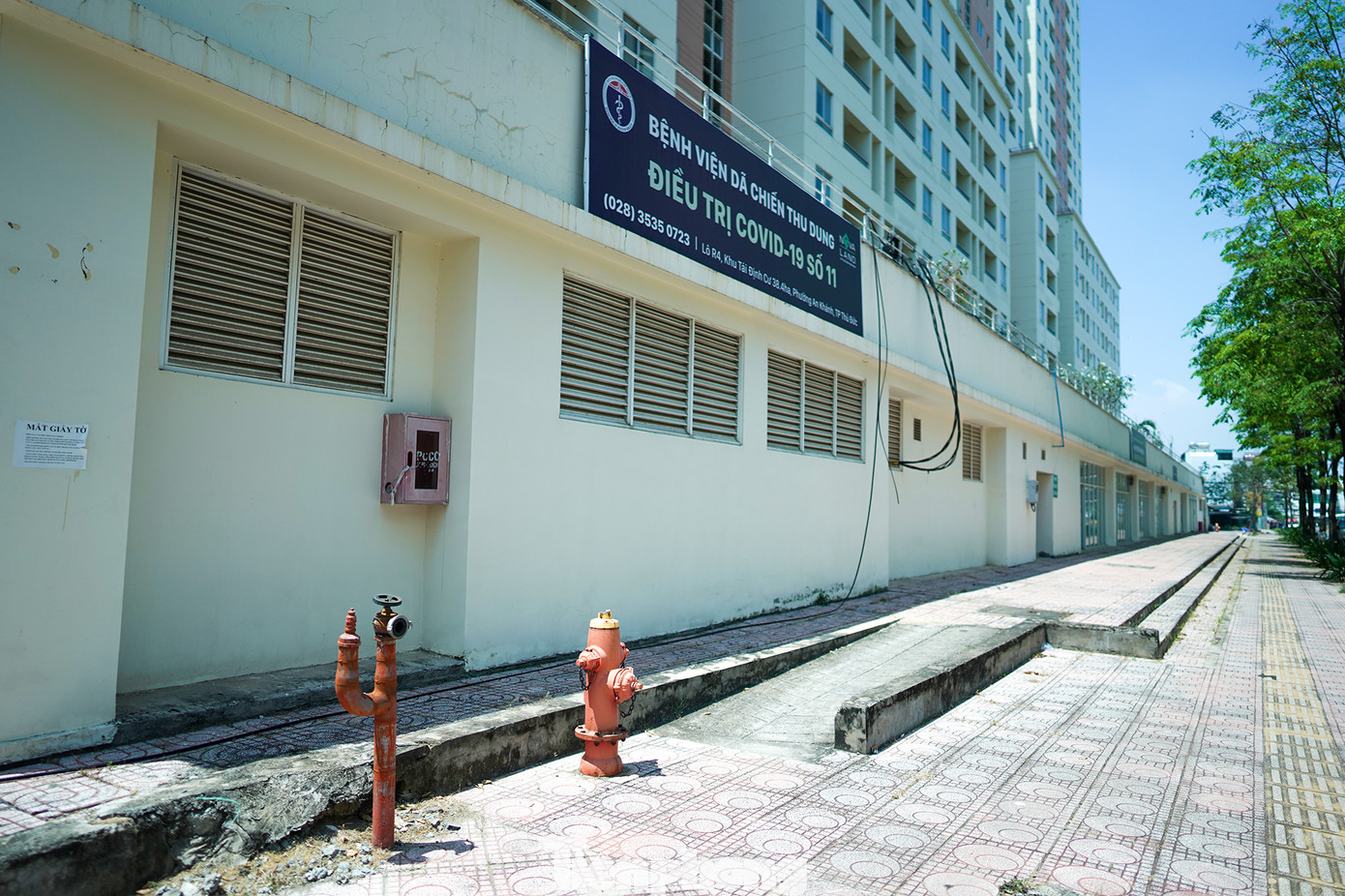 Lối đi bên ngoài toà nhà từng làm Bệnh viện dã chiến số 11 rêu phong, xuống cấp.