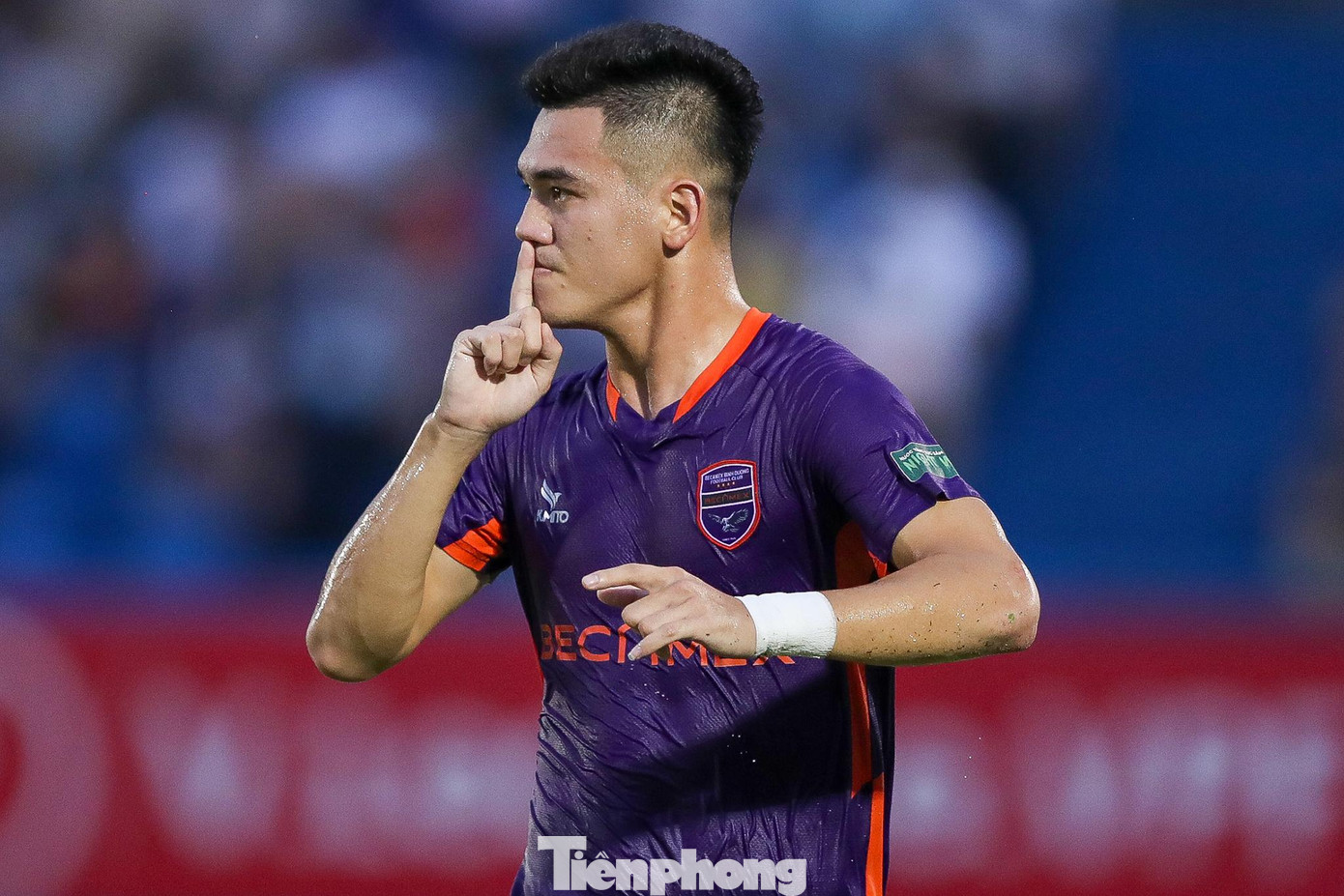 Phút 37, từ một pha tấn công, bóng được Văn Cảnh tạt vào trong để Tiến Linh bật lên đánh đầu đưa bóng đập đất vào lưới, nâng tỷ số lên 2-1 cho B.Bình Dương. Lần này, xuất phát từ pha tạt bóng bên cánh trái của Thanh Thảo, Tiến Linh xâm nhập vòng cấm, chọn điểm rơi chính xác để lắc đầu lái bóng vào góc xa. Nguyên Mạnh chỉ biết đứng chôn chân nhìn lưới rung lên lần thứ hai. Phút 37, từ một pha tấn công, bóng được Văn Cảnh tạt vào trong để Tiến Linh bật lên đánh đầu đưa bóng đập đất vào lưới, nâng tỷ số lên 2-1 cho B.Bình Dương. Lần này, xuất phát từ pha tạt bóng bên cánh trái của Thanh Thảo, Tiến Linh xâm nhập vòng cấm, chọn điểm rơi chính xác để lắc đầu lái bóng vào góc xa. Nguyên Mạnh chỉ biết đứng chôn chân nhìn lưới rung lên lần thứ hai.