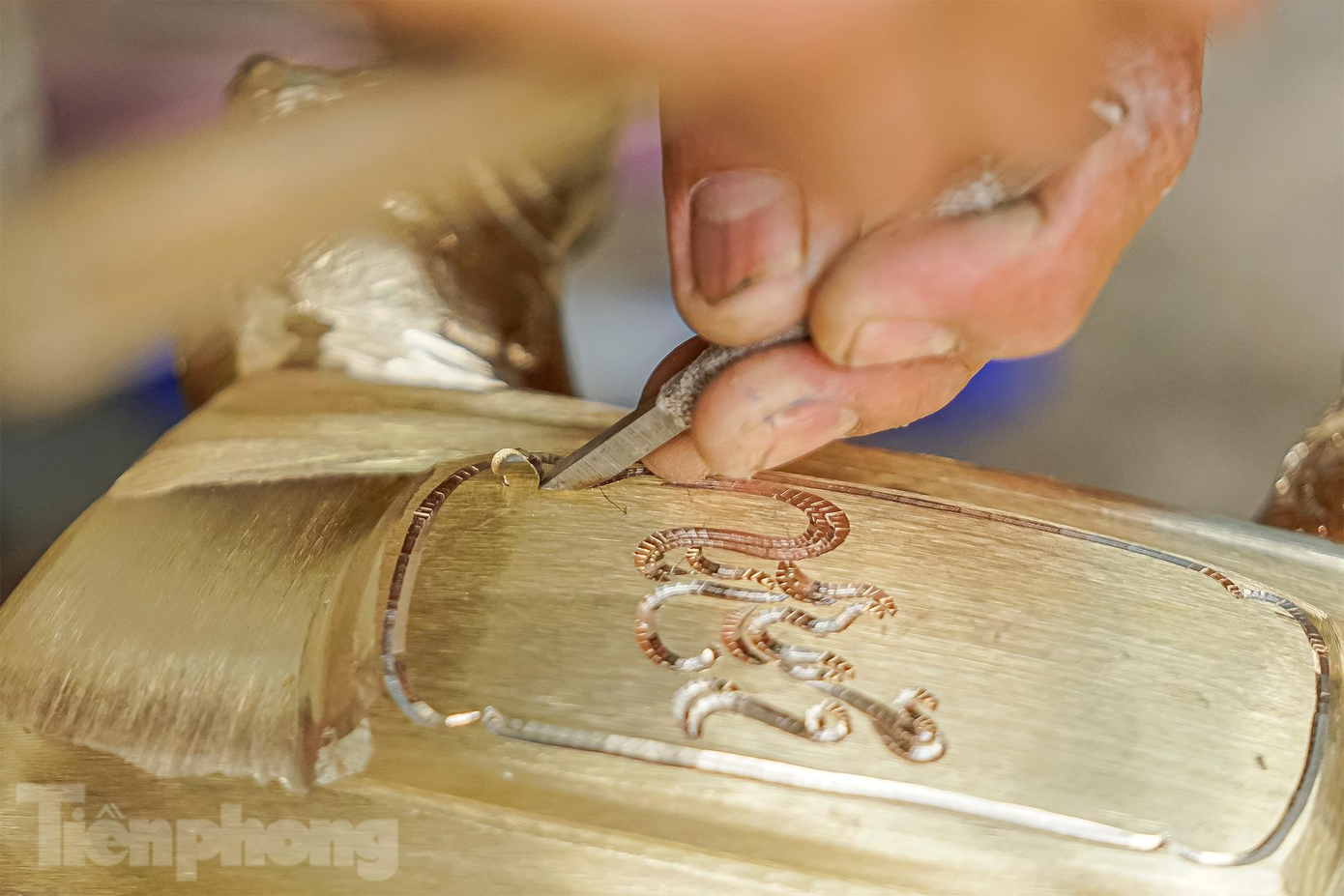 Công đoạn chạm khắc là công đoạn gần như cuối cùng và rất quan trọng. Hoàn toàn thủ công nên lư đồng có một giá trị nghệ thuật rất đặc biệt. Công đoạn chạm khắc là công đoạn gần như cuối cùng và rất quan trọng. Hoàn toàn thủ công nên lư đồng có một giá trị nghệ thuật rất đặc biệt.