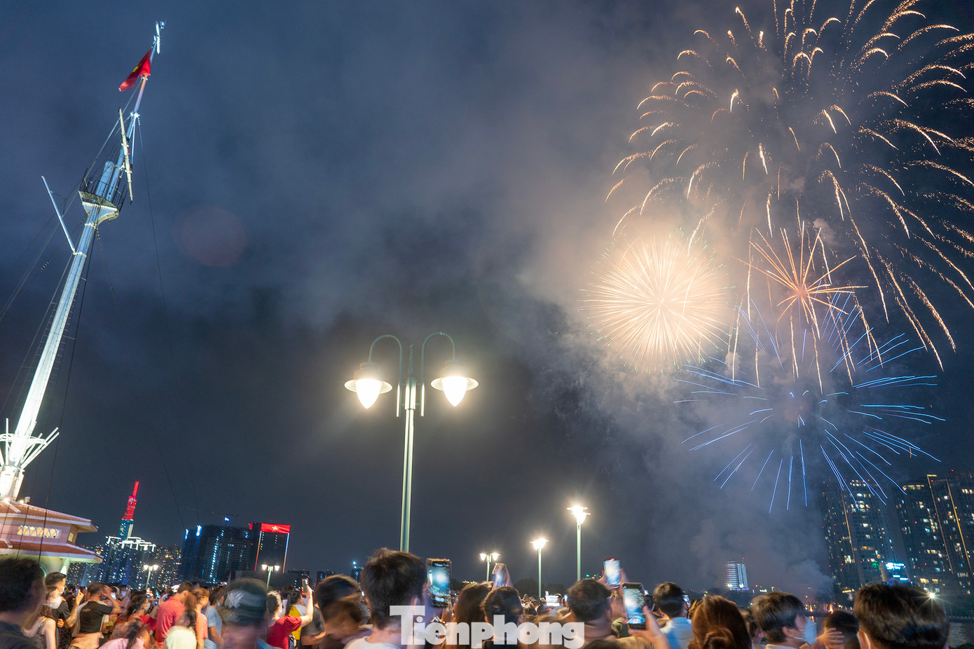 Mặc dù 21h pháo hoa mới khai màn nhưng ngay từ đầu giờ tối, nhiều gia đình, bạn trẻ đã có mặt tại khu vực phố đi bộ Nguyễn Huệ, công viên bến Bạch Đằng để vui chơi, chờ xem pháo hoa. Phố đi bộ Nguyễn Huệ đoạn gần sông Sài Gòn nhiều người cũng đã đến chờ sẵn từ rất sớm. Mặc dù 21h pháo hoa mới khai màn nhưng ngay từ đầu giờ tối, nhiều gia đình, bạn trẻ đã có mặt tại khu vực phố đi bộ Nguyễn Huệ, công viên bến Bạch Đằng để vui chơi, chờ xem pháo hoa. Phố đi bộ Nguyễn Huệ đoạn gần sông Sài Gòn nhiều người cũng đã đến chờ sẵn từ rất sớm.