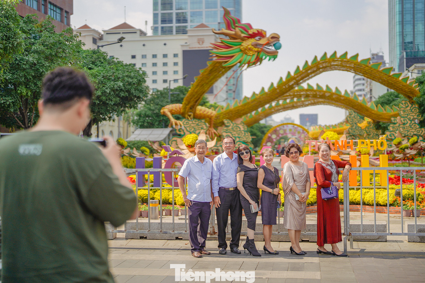 Linh vật rồng ở cổng kết, phía bến Bạch Đằng được thi công suốt hơn tháng trời. Rất đông người dân và du khách đã tranh thủ ra để chụp ảnh lưu niệm.