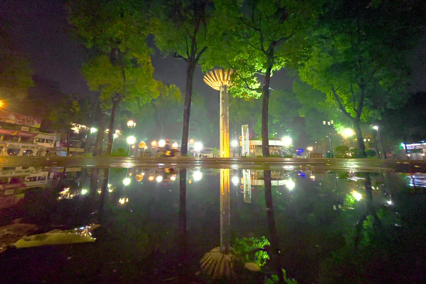 Khác lạ hình ảnh hồ Con Rùa. Khác lạ hình ảnh hồ Con Rùa.