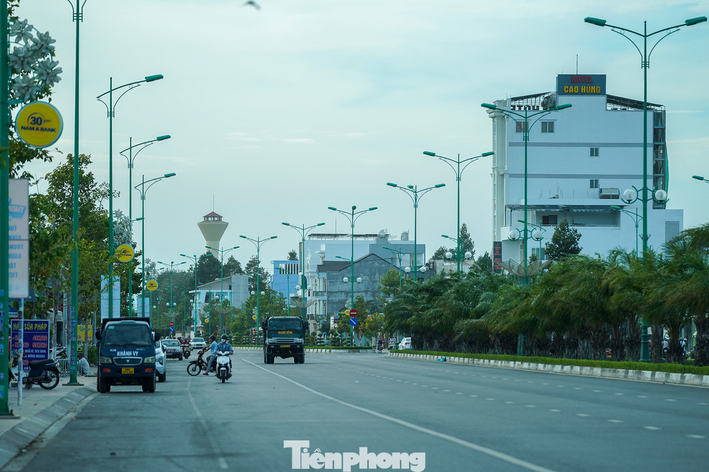 Đại lộ Lê Duẩn có dải phân cách giữa, trồng nhiều cây xanh giá trị.