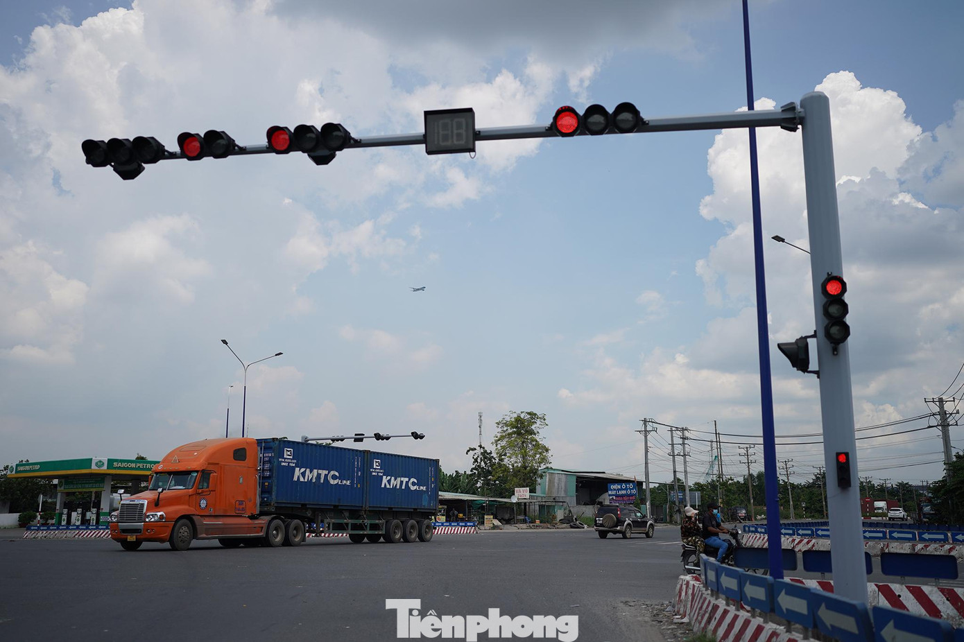 Dự án đường Vành đai 3 giai đoạn 1 sẽ đầu tư hơn 76km còn lại và cùng với đoạn cao tốc Bến Lức - Long Thành (đang xây dựng đạt 80%) tạo nên một vòng tròn khép kín, bao quanh ngoại thành.