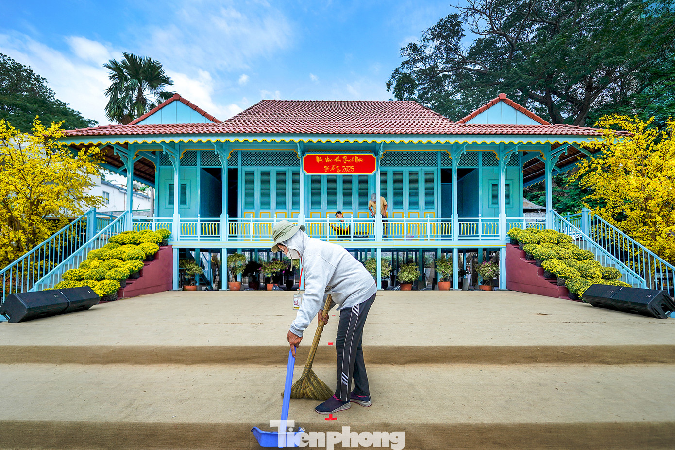 Ngôi nhà sàn theo kiểu dáng vùng đất An Giang có chiều ngang 14m, nối với gian bếp kéo dài khoảng 20m. Còn chiều sâu ngôi nhà khoảng 12m. An Giang là đầu nguồn của sông Tiền, hằng năm nước lũ từ thượng nguồn sông Mekong đổ về, mang theo nhiều phù sa, sản vật phong phú và nước lũ cũng dâng cao. Vì thế, trước đây người dân ở vùng lũ thường cất nhà sàn để tránh ngập mỗi khi lũ nước về.