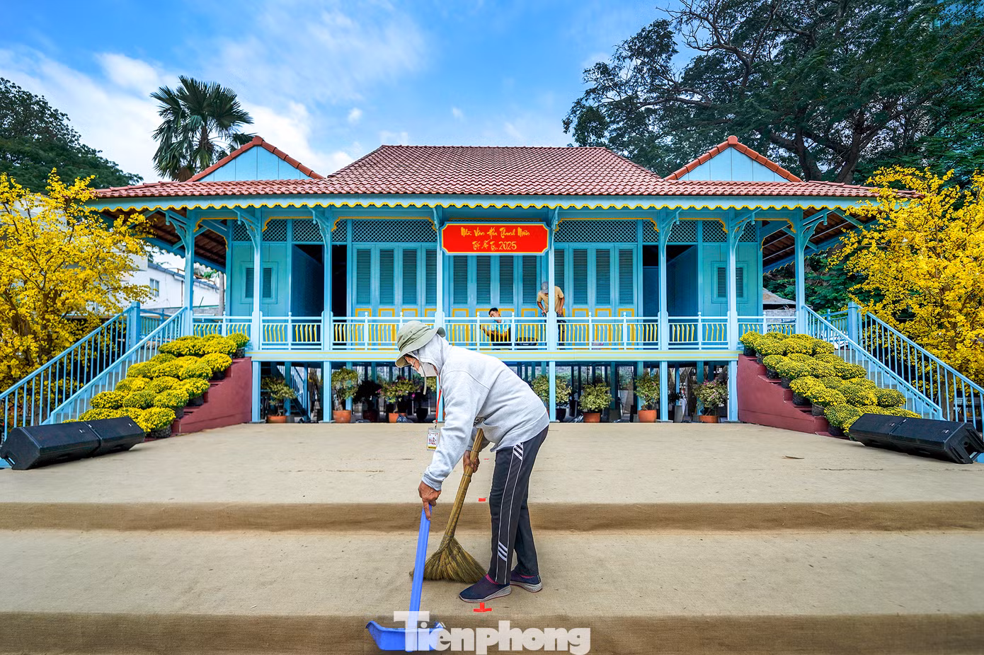 Ngôi nhà sàn theo kiểu dáng vùng đất An Giang có chiều ngang 14m, nối với gian bếp kéo dài khoảng 20m. Còn chiều sâu ngôi nhà khoảng 12m. An Giang là đầu nguồn của sông Tiền, hằng năm nước lũ từ thượng nguồn sông Mekong đổ về, mang theo nhiều phù sa, sản vật phong phú và nước lũ cũng dâng cao. Vì thế, trước đây người dân ở vùng lũ thường cất nhà sàn để tránh ngập mỗi khi lũ nước về. Ngôi nhà sàn theo kiểu dáng vùng đất An Giang có chiều ngang 14m, nối với gian bếp kéo dài khoảng 20m. Còn chiều sâu ngôi nhà khoảng 12m. An Giang là đầu nguồn của sông Tiền, hằng năm nước lũ từ thượng nguồn sông Mekong đổ về, mang theo nhiều phù sa, sản vật phong phú và nước lũ cũng dâng cao. Vì thế, trước đây người dân ở vùng lũ thường cất nhà sàn để tránh ngập mỗi khi lũ nước về.