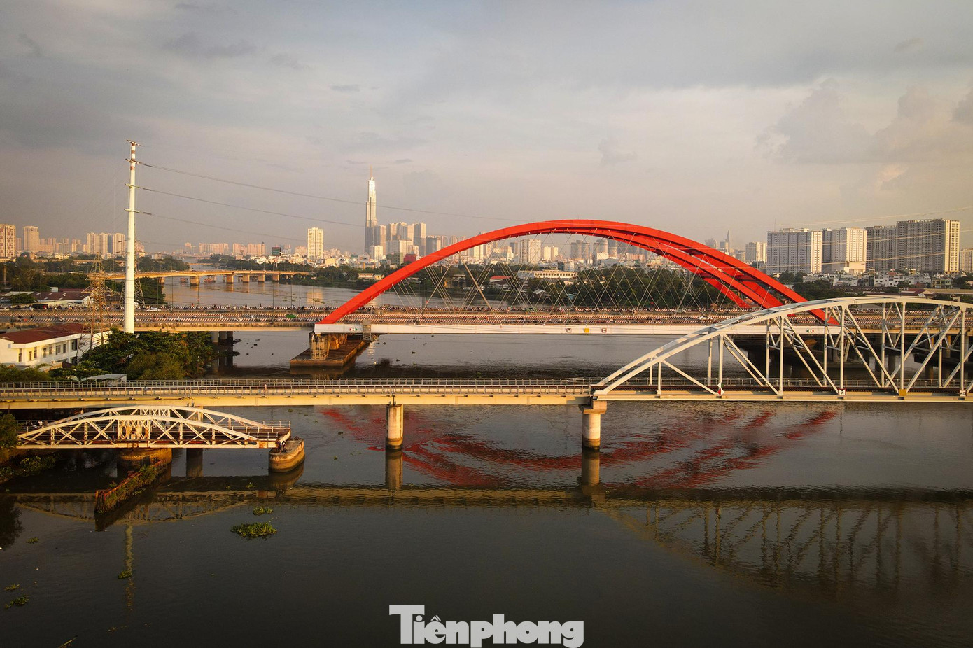 Cầu đường bộ và cầu đường sắt Bình Lợi nằm song song nhau. Phía bên phải, TPHCM vẫn còn lưu giữ một nhịp của cầu đường sắt cũ để bảo tồn.