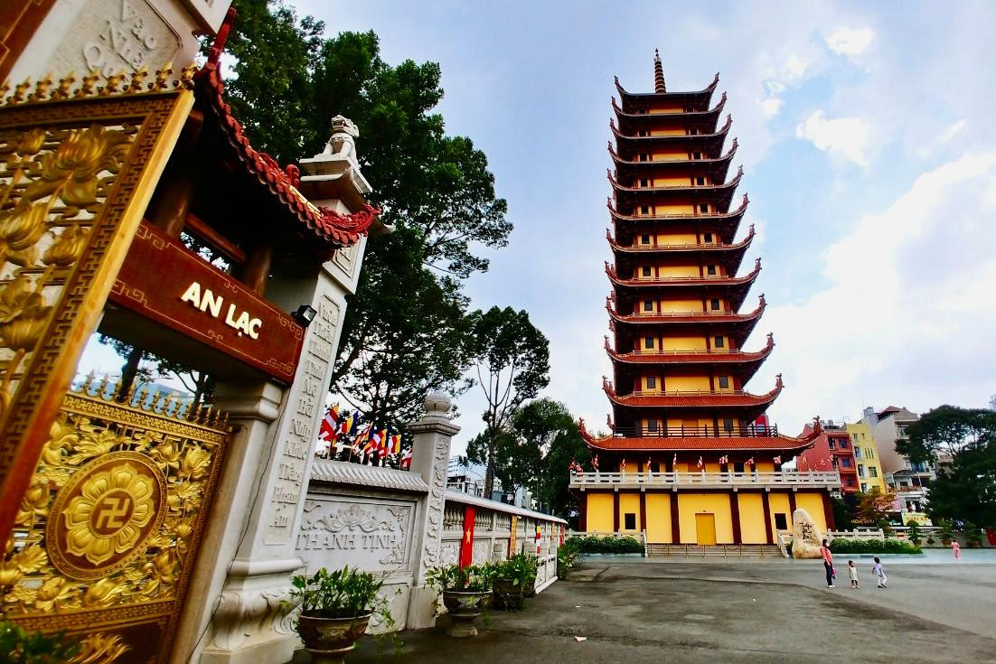 Một góc an lạc, bình yên của ngôi chùa nổi tiếng ở quận 10. Một góc an lạc, bình yên của ngôi chùa nổi tiếng ở quận 10.