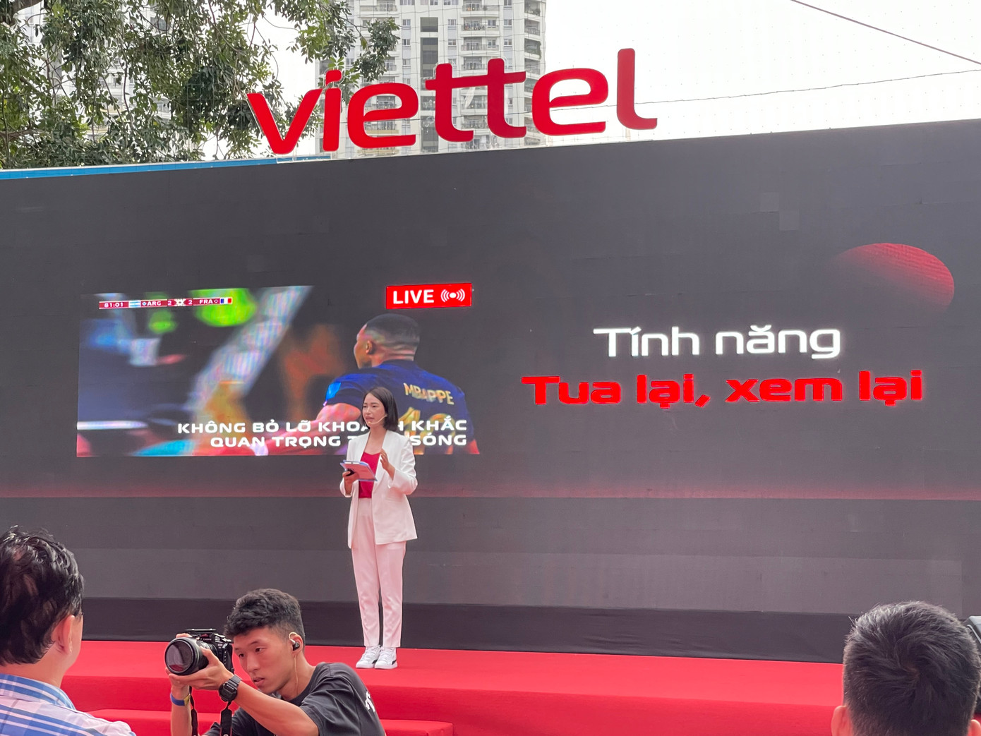 Tại sự kiện, người dùng có thể trải nghiệm các tính năng ưu việt của TV360 như: xem lại các chương trình yêu thích, tua lại chương trình đang xem, với hình ảnh sắc nét trên mọi nền tảng: tivi, các thiết bị di động, …; và đặc biệt là xem truyền hình trên TV360 ưu đãi data 4G/5G tốc độ cao, không lo mất phí, tốn lưu lượng data, không cần wifi.