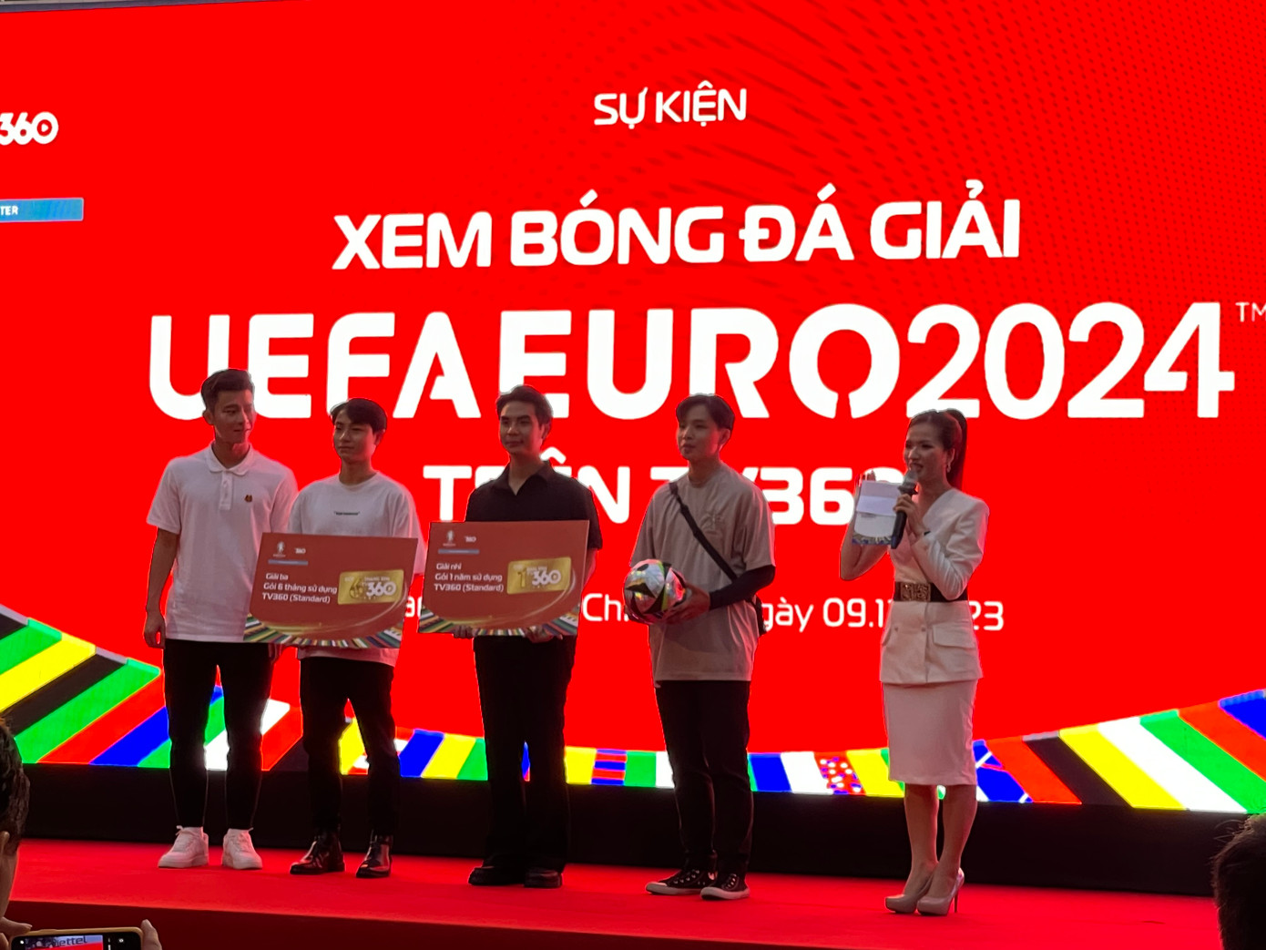 Cũng tại đây, người hâm mộ còn được chơi game đá bóng và giao lưu cùng tuyển thủ U23 Việt Nam, Phan Tuấn Tài.