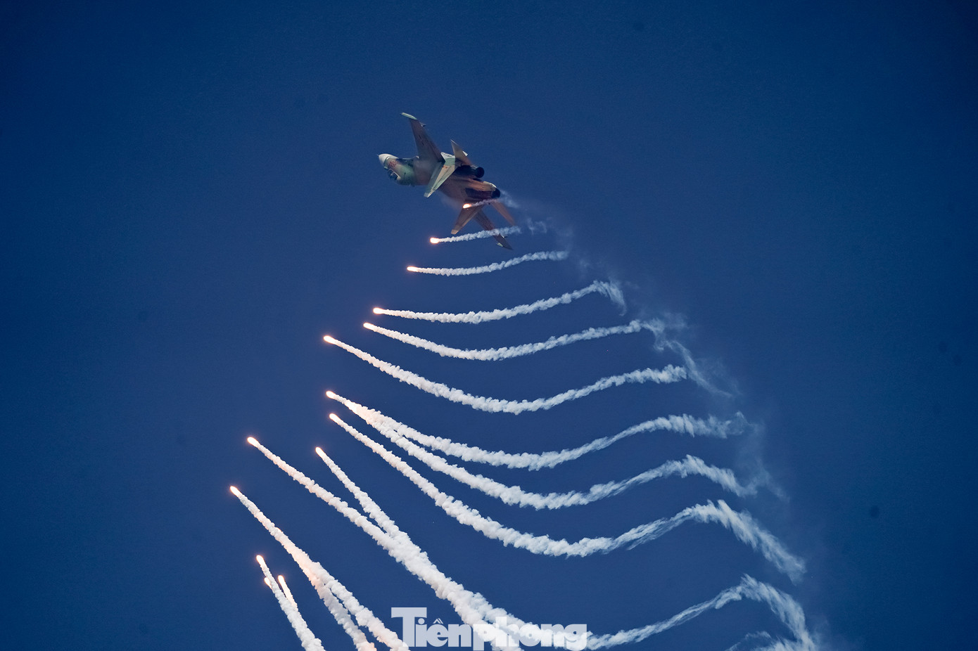 Bài bay biểu diễn sáng 30/4 của phi đội Su có sự khác biệt so với đợt trước. Phi công thao tác phức tạp hơn khi cho tiêm kích vừa bay khoan vút thẳng, đánh vòng lộn ngược kết hợp xoay tròn và thả đạn nhiễu tạo nên phần trình diễn vô cùng ấn tượng. Bài bay biểu diễn sáng 30/4 của phi đội Su có sự khác biệt so với đợt trước. Phi công thao tác phức tạp hơn khi cho tiêm kích vừa bay khoan vút thẳng, đánh vòng lộn ngược kết hợp xoay tròn và thả đạn nhiễu tạo nên phần trình diễn vô cùng ấn tượng.