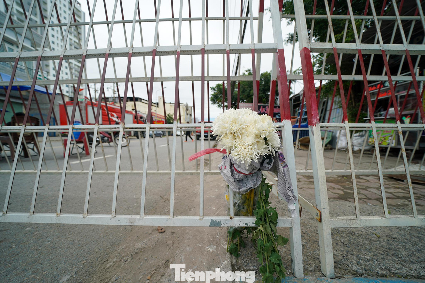 Một bó hoa được người dân mang đến hiện trường tưởng nhớ những người xấu số. Một bó hoa được người dân mang đến hiện trường tưởng nhớ những người xấu số.