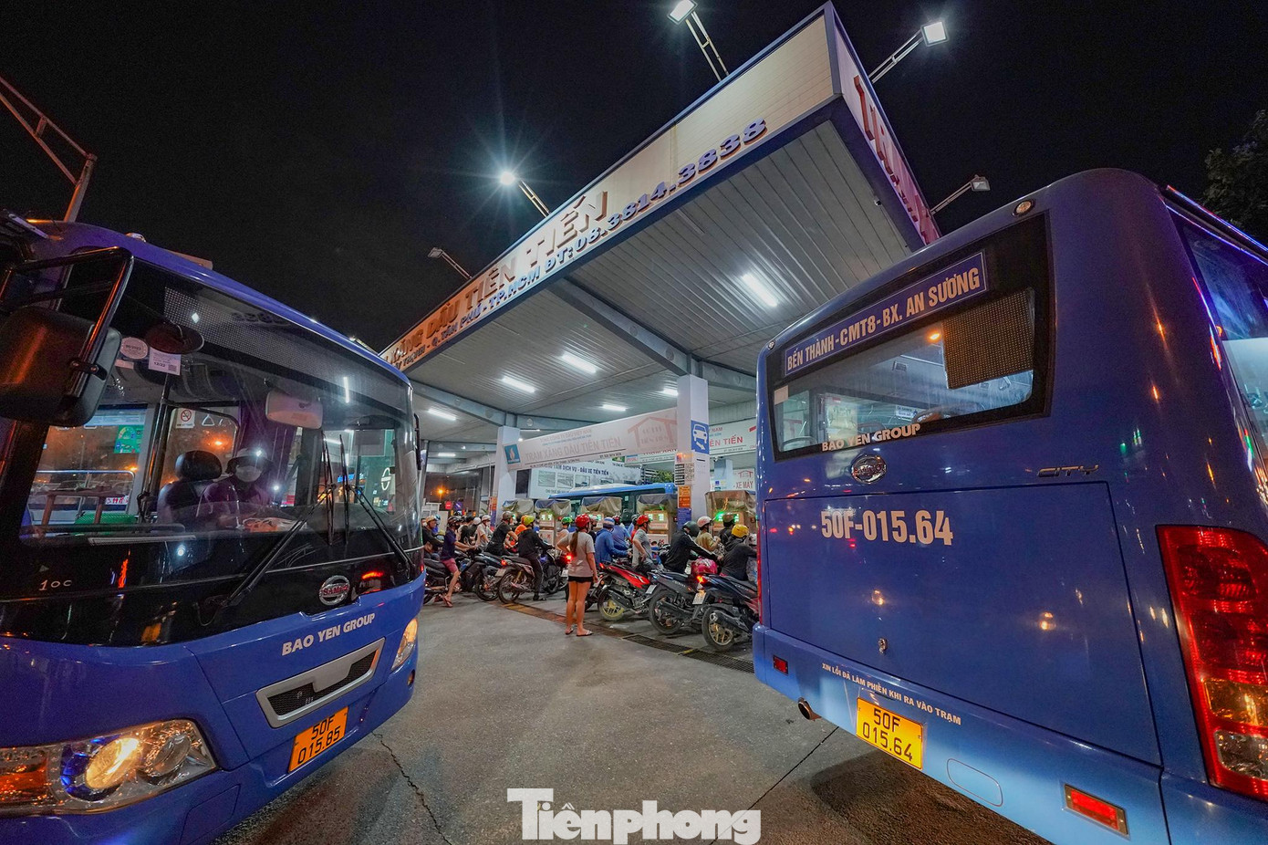 Cánh xe buýt phải chờ khá lâu vì lượng xe chờ quá đông.