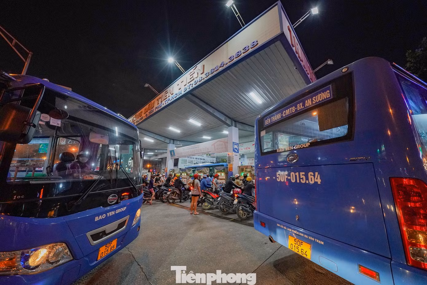 Cánh xe buýt phải chờ khá lâu vì lượng xe chờ quá đông. Cánh xe buýt phải chờ khá lâu vì lượng xe chờ quá đông.
