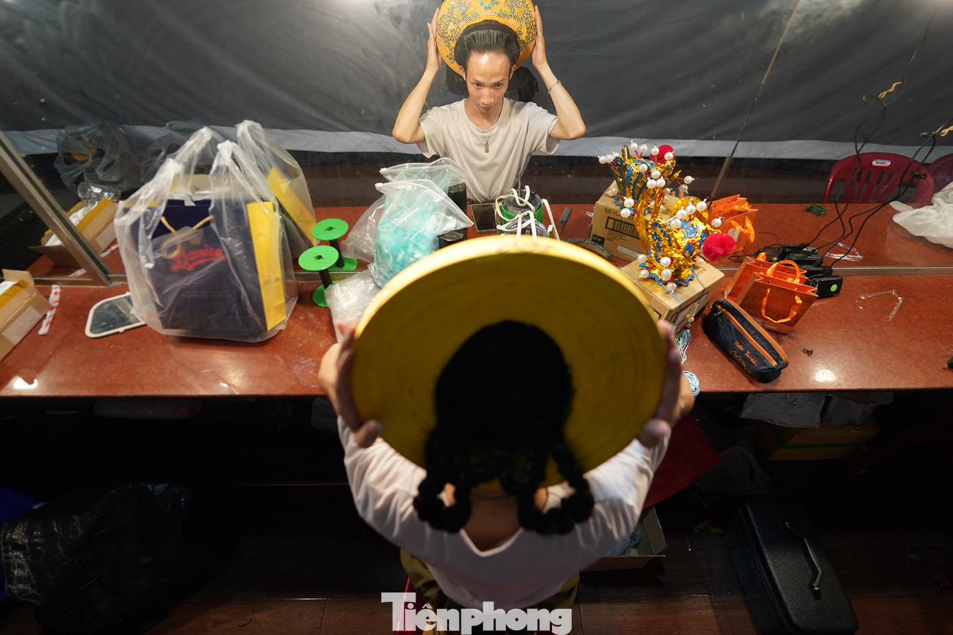 Hạ Nắng (sinh năm 2000) tại TPHCM. Nhà có hai chị em, chỉ mỗi Hạ Nắng theo nghiệp cải lương. Mọi người còn lại không ai theo nghiệp diễn nhưng đều yêu thích bộ môn cải lương và ủng hộ niềm đam mê của Nắng.