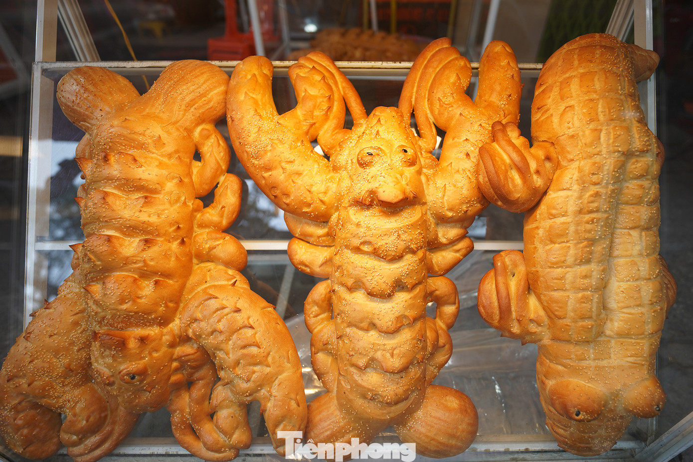 Khách đa số là người đi đám giỗ, gia đình có trẻ em hoặc giới trẻ hiếu kỳ trước hình dáng của bánh mì. Giá bánh dao động 20.000 - 80.000 đồng, tùy theo kích cỡ.