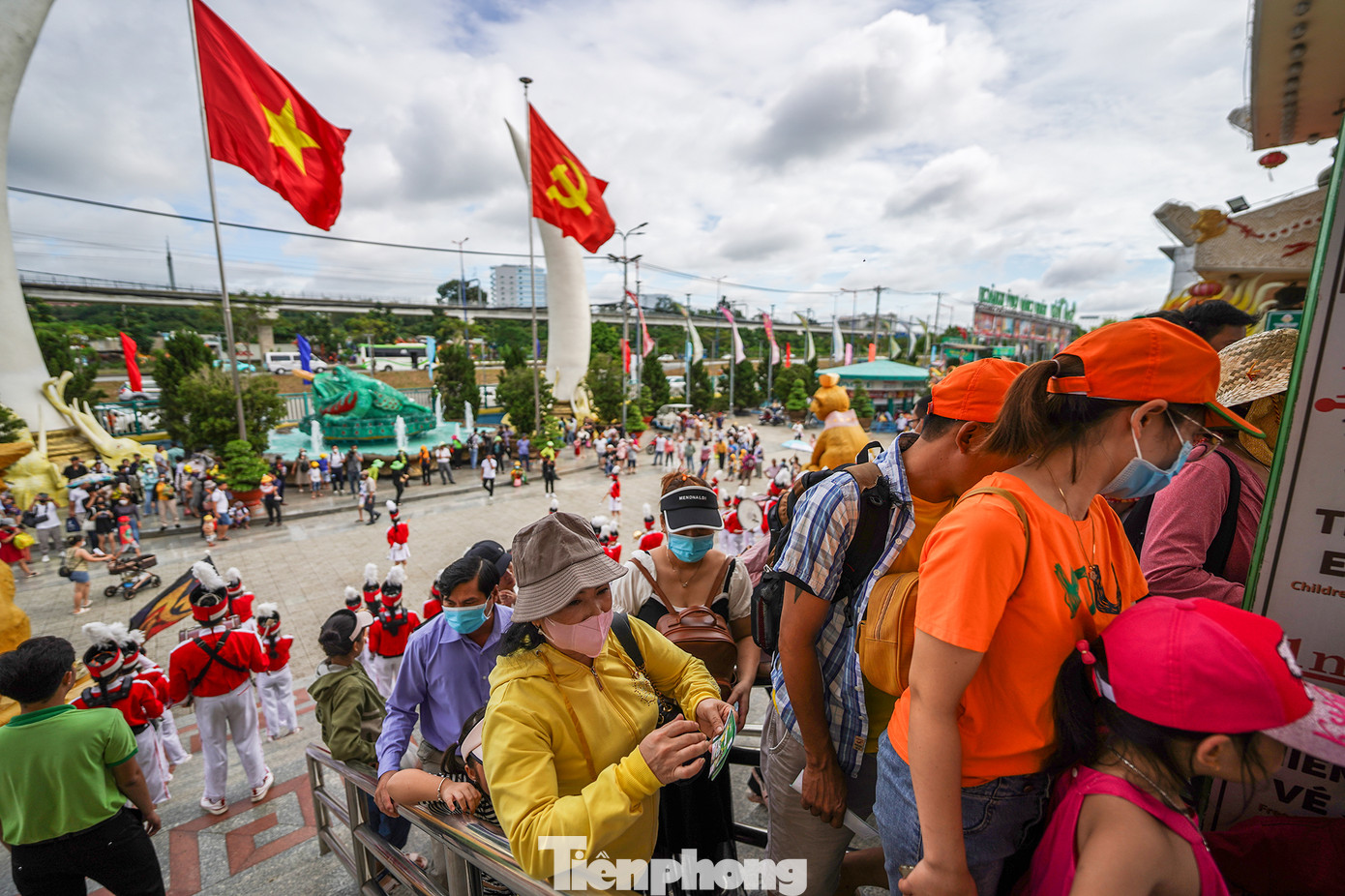 Sáng 2/9, hàng chục ngàn người đã đổ về KDL Suối Tiên để chơi lễ 2/9.