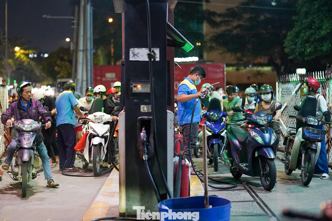 &quot;Cứ tưởng chuyện khan hiếm xăng dầu đã ổn, ai ngờ nó vẫn tiếp diễn và kéo dài như thế này, khổ quá&quot;, ông Nguyễn Thế Thanh (ngụ quận Tân Bình, TPHCM) chia sẻ sau khi xếp hàng chờ khoảng 45 phút để mua xăng.