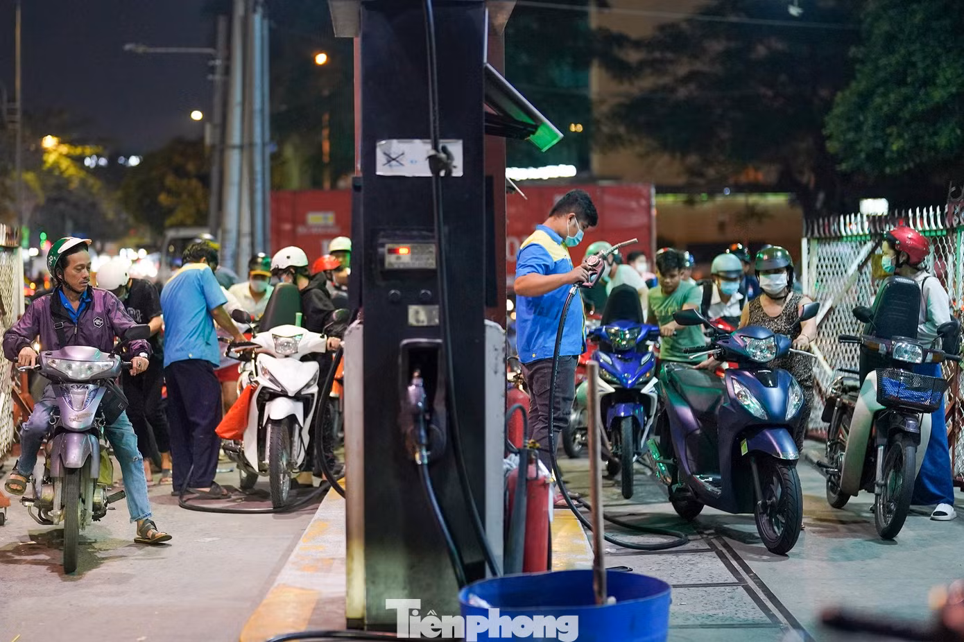 "Cứ tưởng chuyện khan hiếm xăng dầu đã ổn, ai ngờ nó vẫn tiếp diễn và kéo dài như thế này, khổ quá", ông Nguyễn Thế Thanh (ngụ quận Tân Bình, TPHCM) chia sẻ sau khi xếp hàng chờ khoảng 45 phút để mua xăng. "Cứ tưởng chuyện khan hiếm xăng dầu đã ổn, ai ngờ nó vẫn tiếp diễn và kéo dài như thế này, khổ quá", ông Nguyễn Thế Thanh (ngụ quận Tân Bình, TPHCM) chia sẻ sau khi xếp hàng chờ khoảng 45 phút để mua xăng.