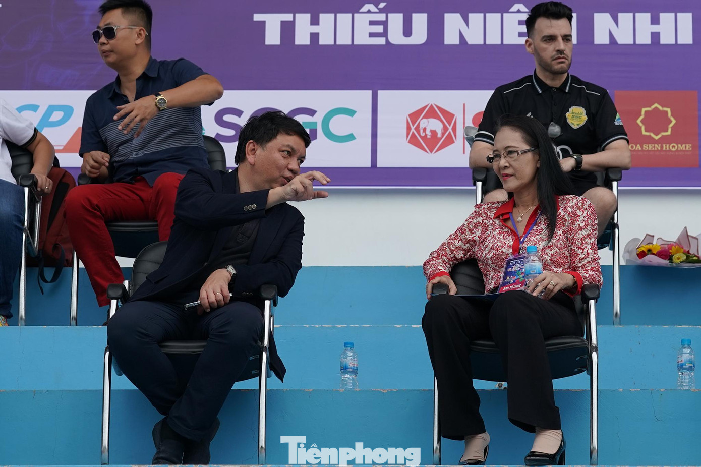 Tổng thư ký Liên đoàn bóng đá Việt Nam Lê Hoài Anh đang trao đổi cùng đại diện BTC giải, phía sau là các tuyển trạch viên đến từ các CLB.