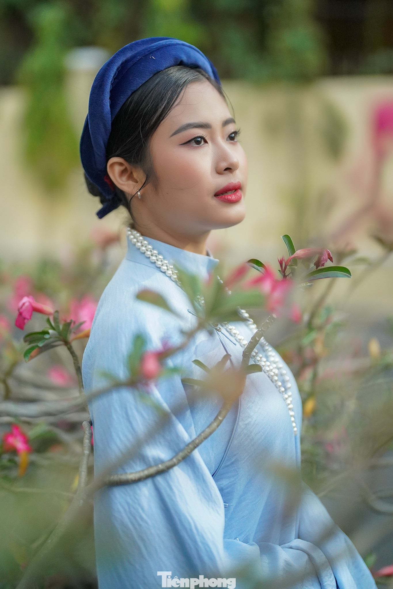 Nét kiêu sa của &quot;Hoa khôi Chủ nhật đỏ&quot; khi khoác lên mình tà áo dài cung đình đậm chất Huế.