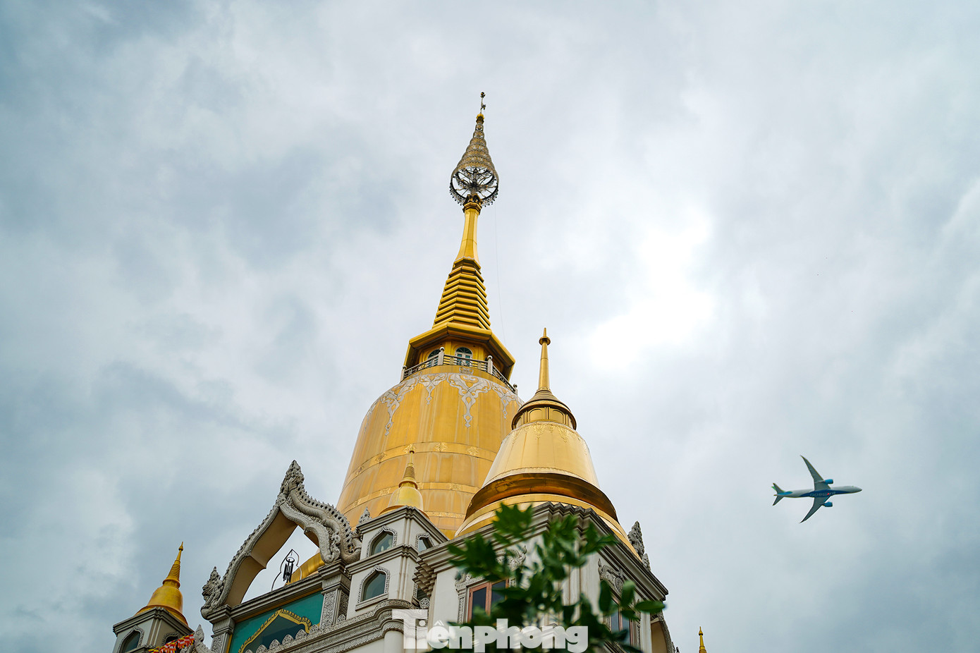 Ngôi chùa nằm trên hành lang hạ cánh của sân bay Tân Sơn Nhất. Du khách viếng chùa dễ dàng thu vào ống kính hình ảnh kiến trúc độc đáo của ngôi chùa cùng chiếc máy bay có kích thước khá lớn trên bầu trời.