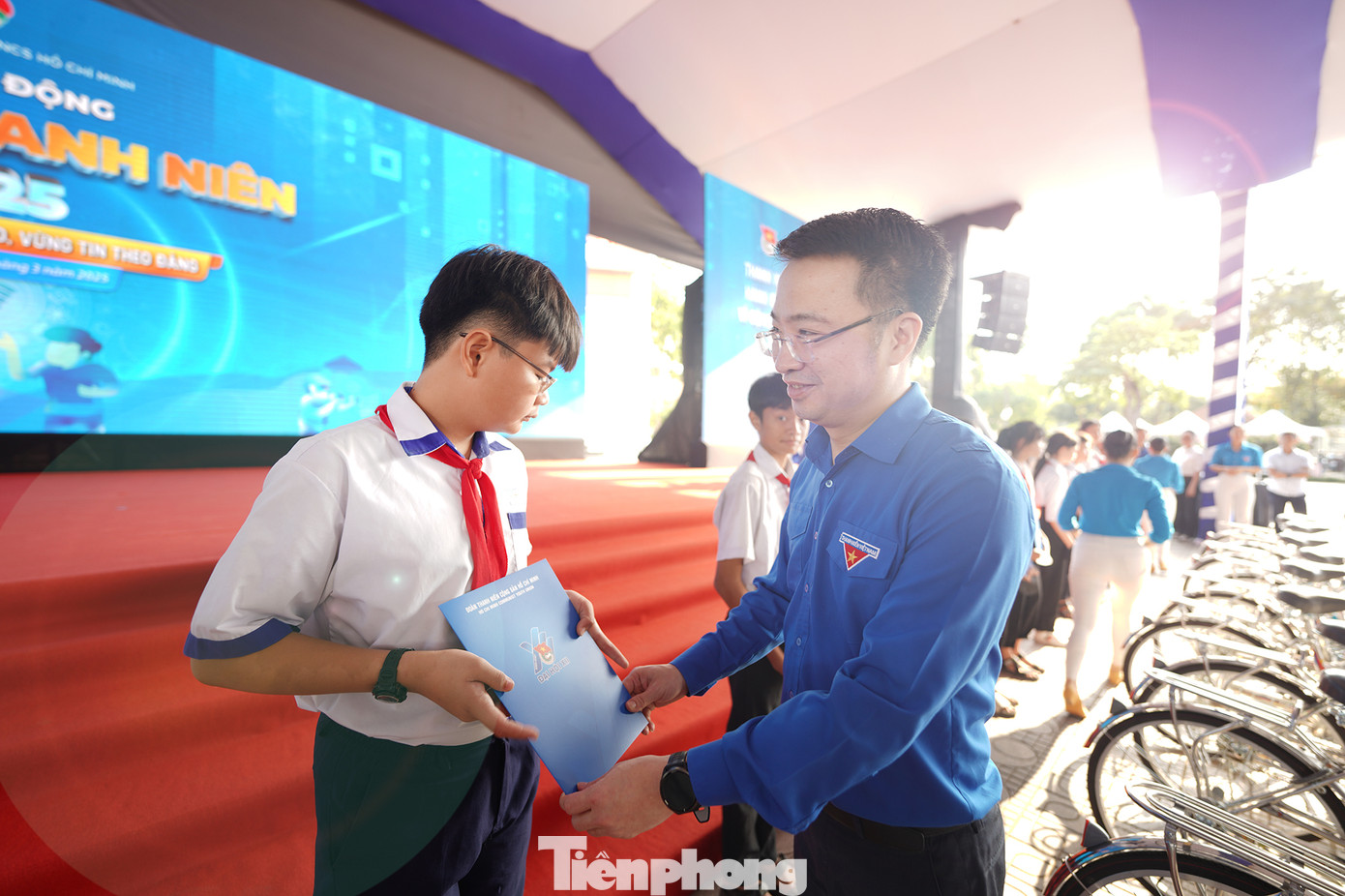 Trao xe đạp cho những em vượt khó học giỏi.