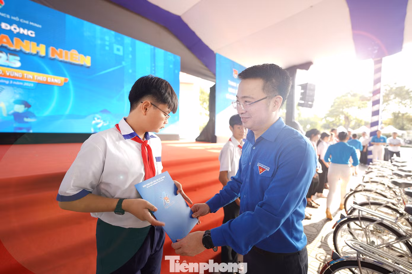 Trao xe đạp cho những em vượt khó học giỏi.