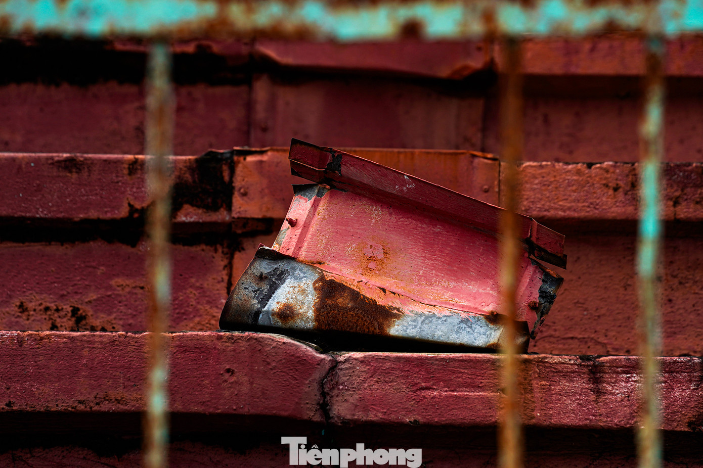 Nhiều thiết bị, cơ sở vật chất hiện đã xuống cấp. Bốn trụ đèn từng được coi là kỳ quan của nơi này đã không còn sáng.