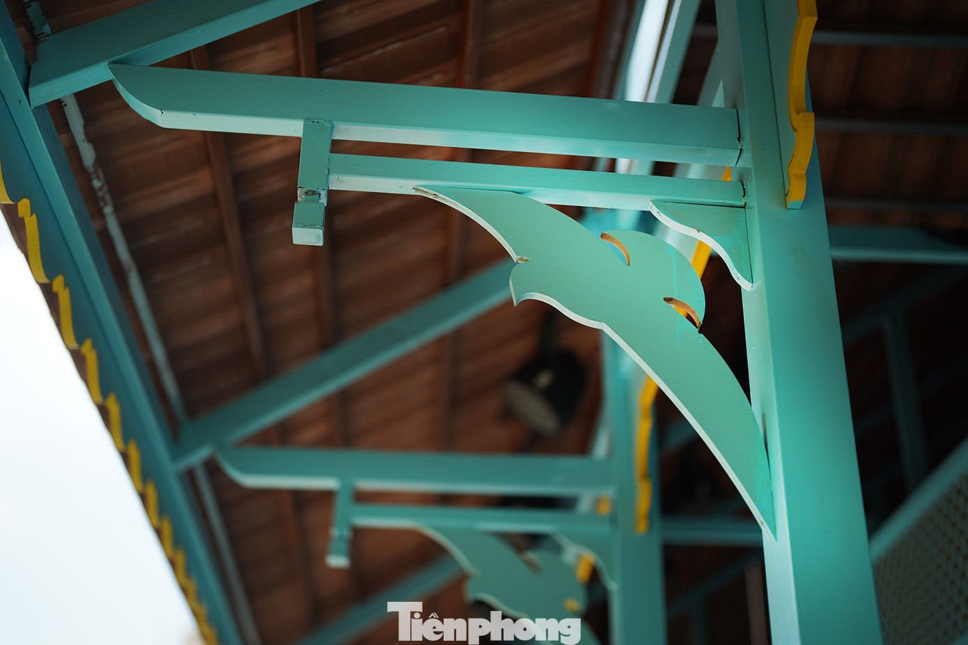 Ngôi nhà sàn theo kiểu dáng vùng đất An Giang có chiều ngang 14m, nối với gian bếp kéo dài khoảng 20m. Còn chiều sâu ngôi nhà khoảng 12m. An Giang là đầu nguồn của sông Tiền, hằng năm nước lũ từ thượng nguồn sông Mekong đổ về, mang theo nhiều phù sa, sản vật phong phú và nước lũ cũng dâng cao. Vì thế, trước đây người dân ở vùng lũ thường cất nhà sàn để tránh ngập mỗi khi lũ nước về.