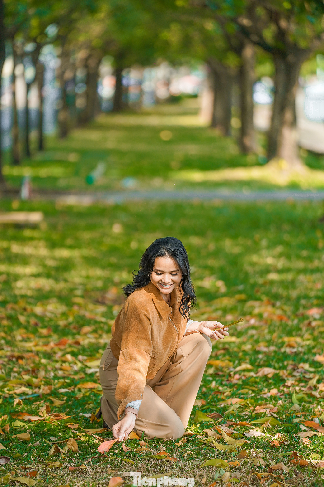 Đoạn qua khỏi cầu Bông tuy không có nhiều hoa nhưng hàng cây lộc vừng dài khoảng 500m có thể cho du khách cảm nhận một chút hơi thở của mùa thu với nhiều chiếc lá đủ sắc màu rơi xuống thảm cỏ xanh.