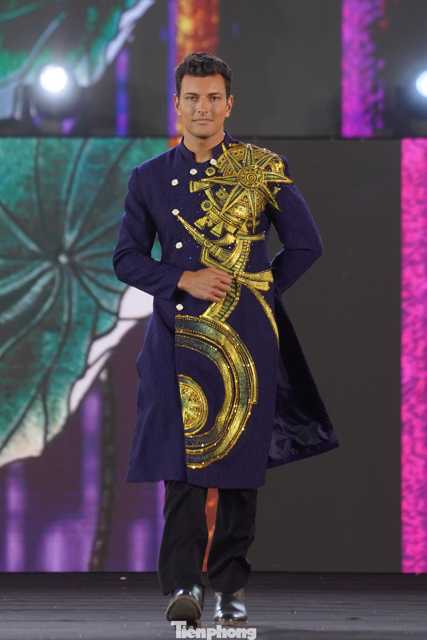 Nam vương Danny Mejía Romero lịch lãm trong bộ áo dài mang họa tiết trống đồng, chim Lạc. Trong khi đó, Juan Alberto Garcia - Mr World Americas - biểu diễn tự tin trong thiết kế in hình rồng.