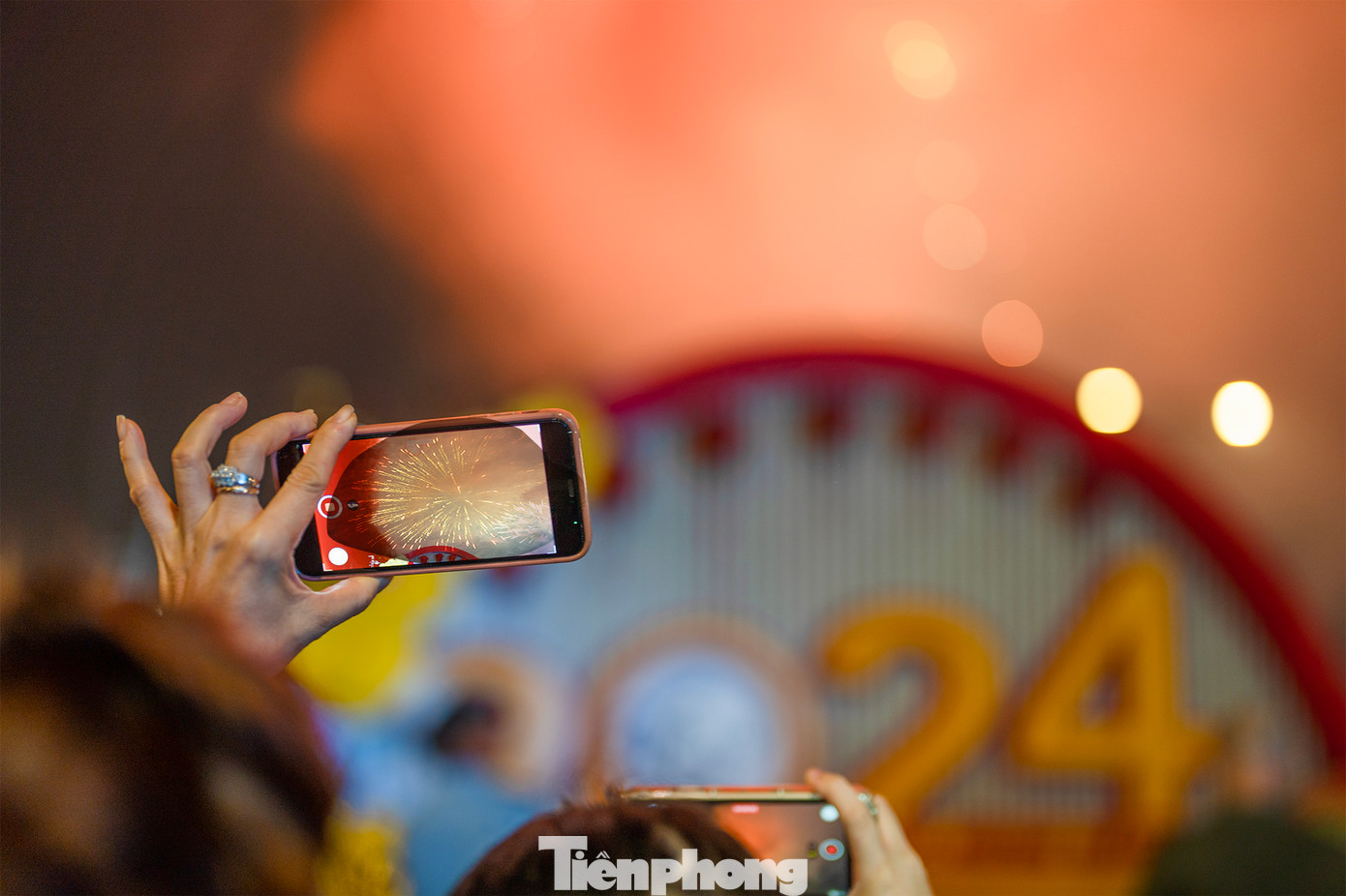 &quot;Chào năm mới 2024 !&quot;, một người dân reo lên và tranh thủ ghi lại hình ảnh pháo hoa đầy màu sắc