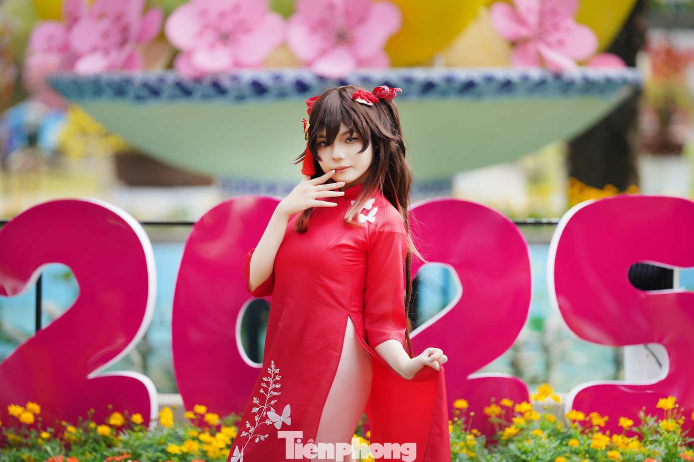 Hội hoa xuân năm nay rực rỡ sinh động với chủ đề "Non sông gấm hoa, vui xuân thái hòa", theo gam màu hồng, đỏ, vàng mang ý nghĩa một mùa Tết sum vầy. Hội hoa xuân năm nay rực rỡ sinh động với chủ đề "Non sông gấm hoa, vui xuân thái hòa", theo gam màu hồng, đỏ, vàng mang ý nghĩa một mùa Tết sum vầy.